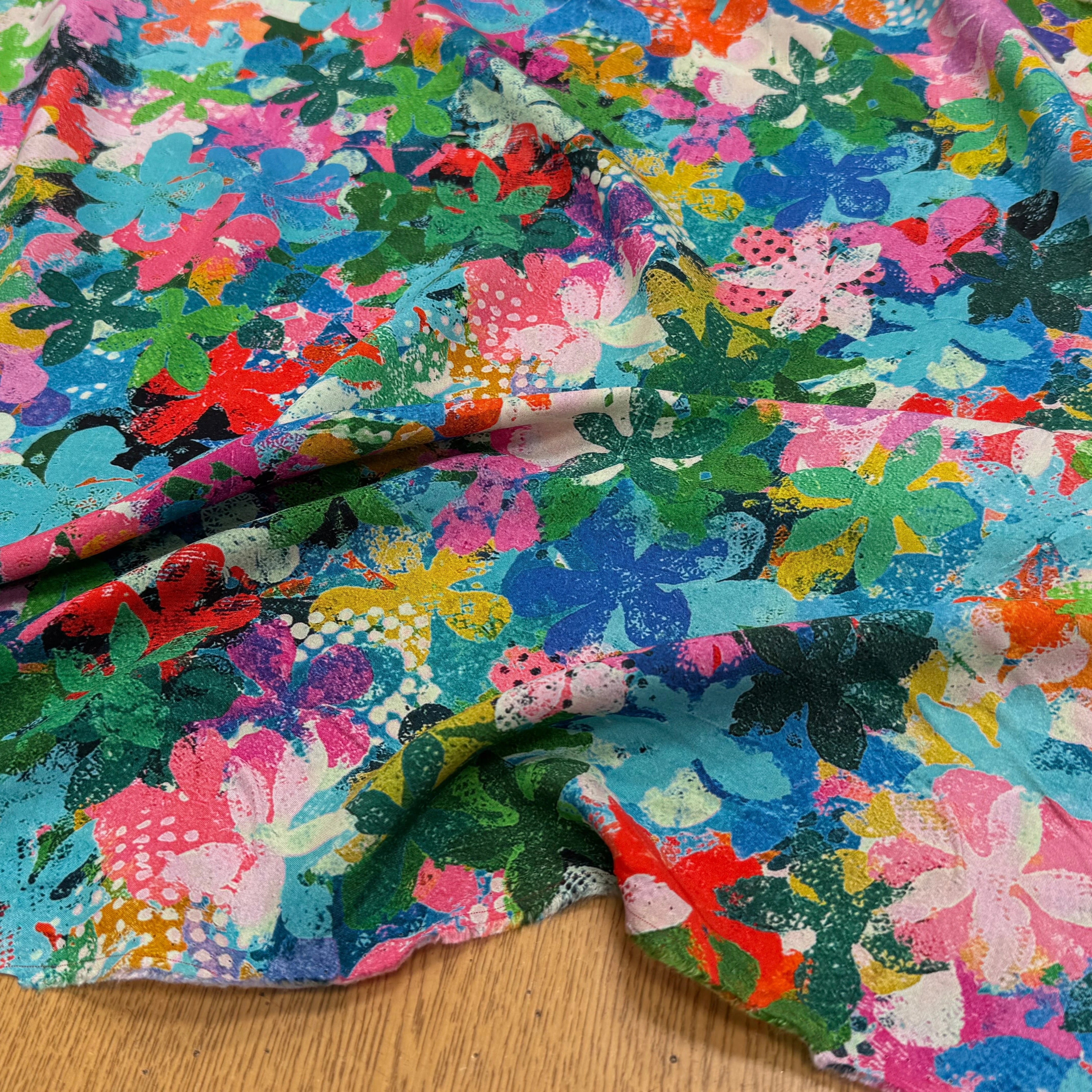 TISSU CRÊPE DE VISCOSE IMPRIMÉ FLORAL MULTICOLORE FANTASY POP - My Little Coupon