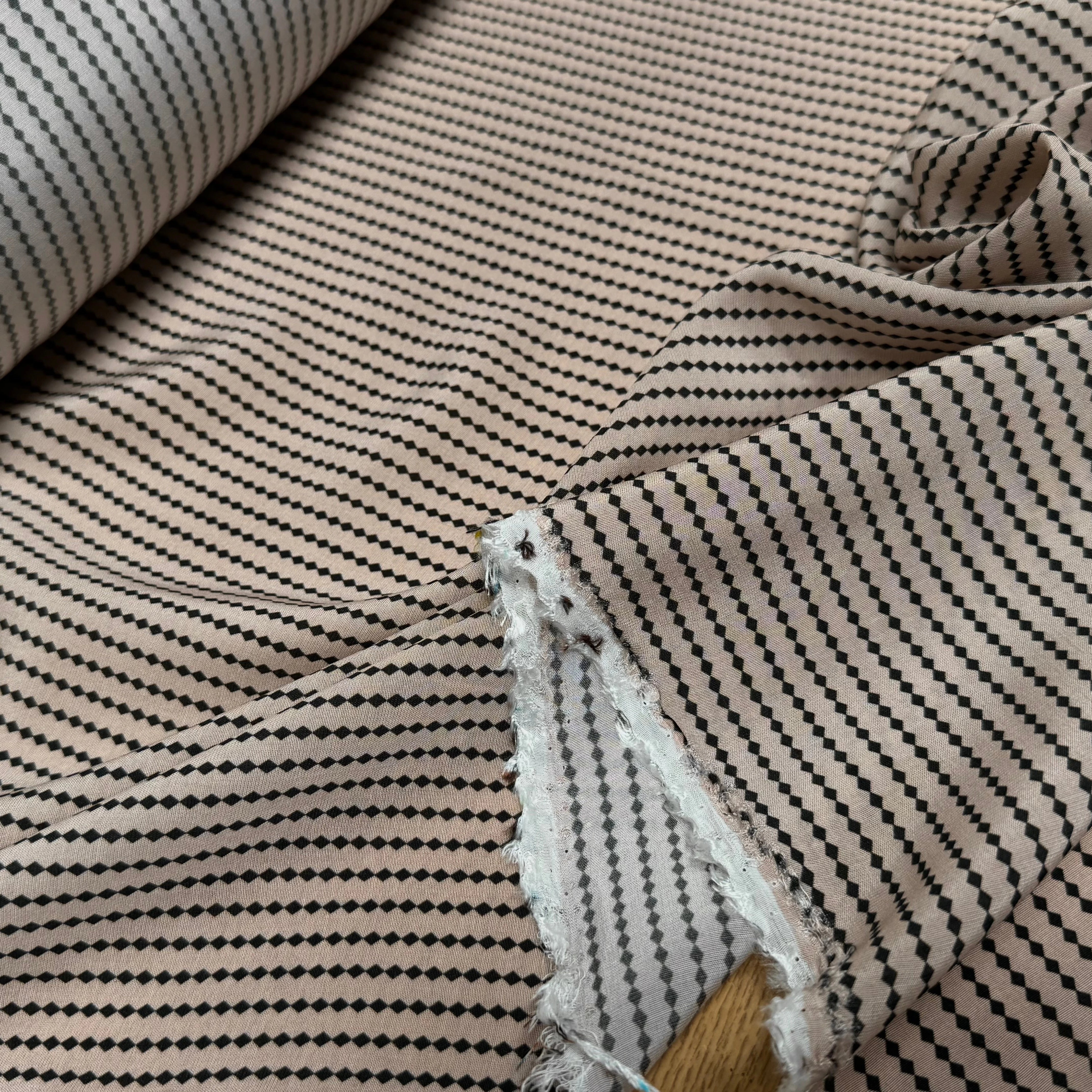 TISSU CRÊPE DE VISCOSE IMPRIMÉ MINI POIS BLEU TANGO PERLE BEIGE - My Little Coupon