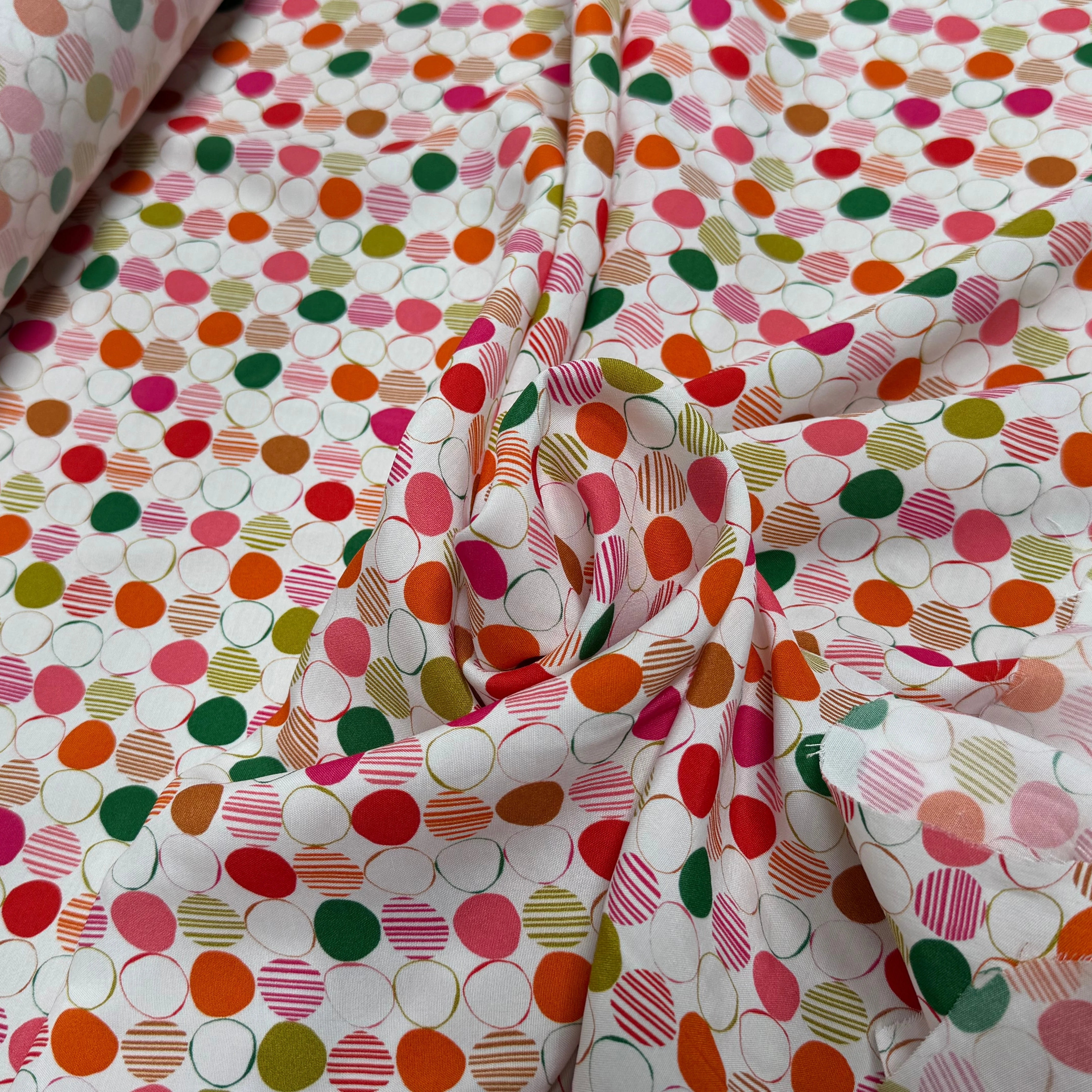 TISSU CRÊPE DE VISCOSE IMPRIMÉ POIS MULTICOLORES FANTASY ROND MULTIROUGE - My Little Coupon