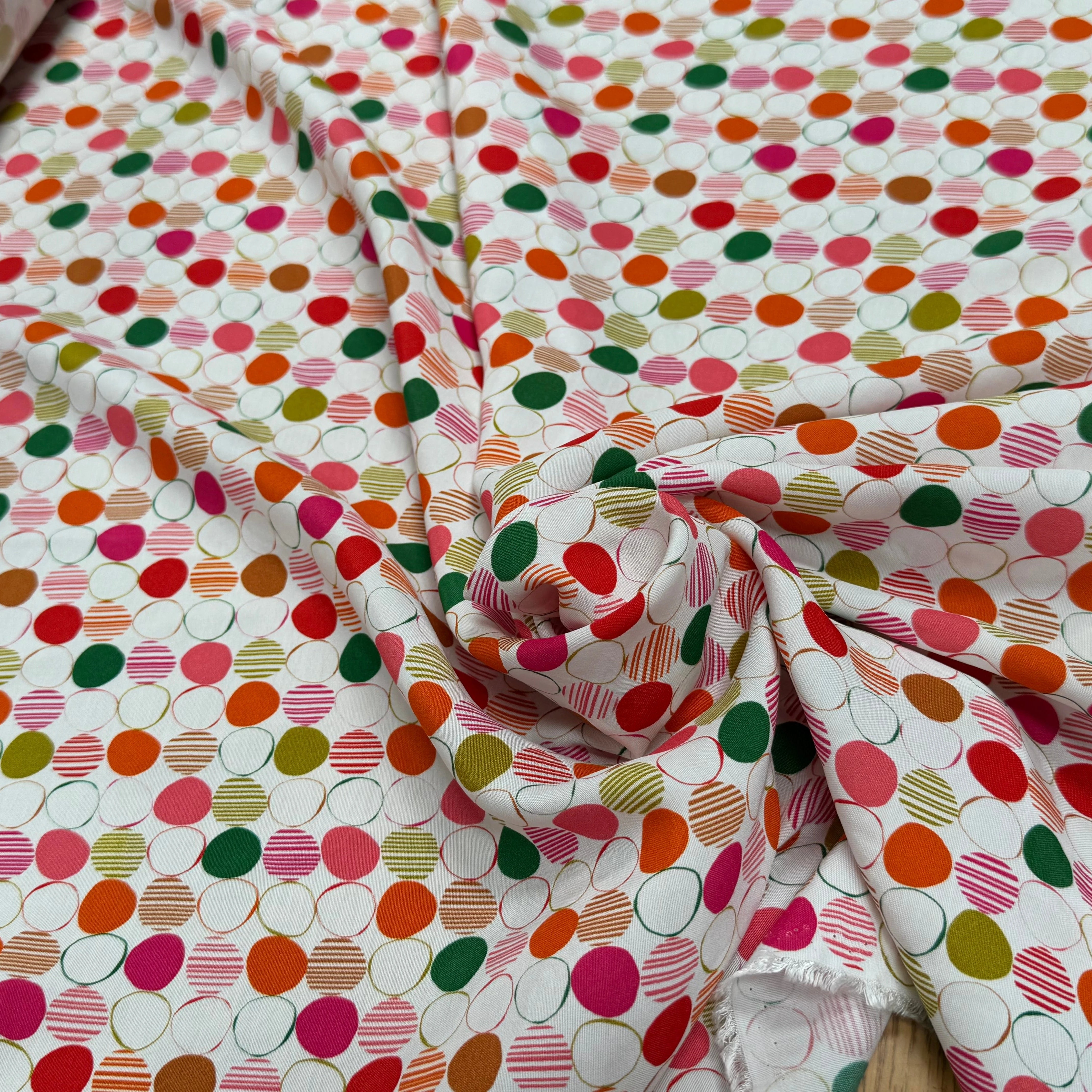 TISSU CRÊPE DE VISCOSE IMPRIMÉ POIS MULTICOLORES FANTASY ROND MULTIROUGE - My Little Coupon