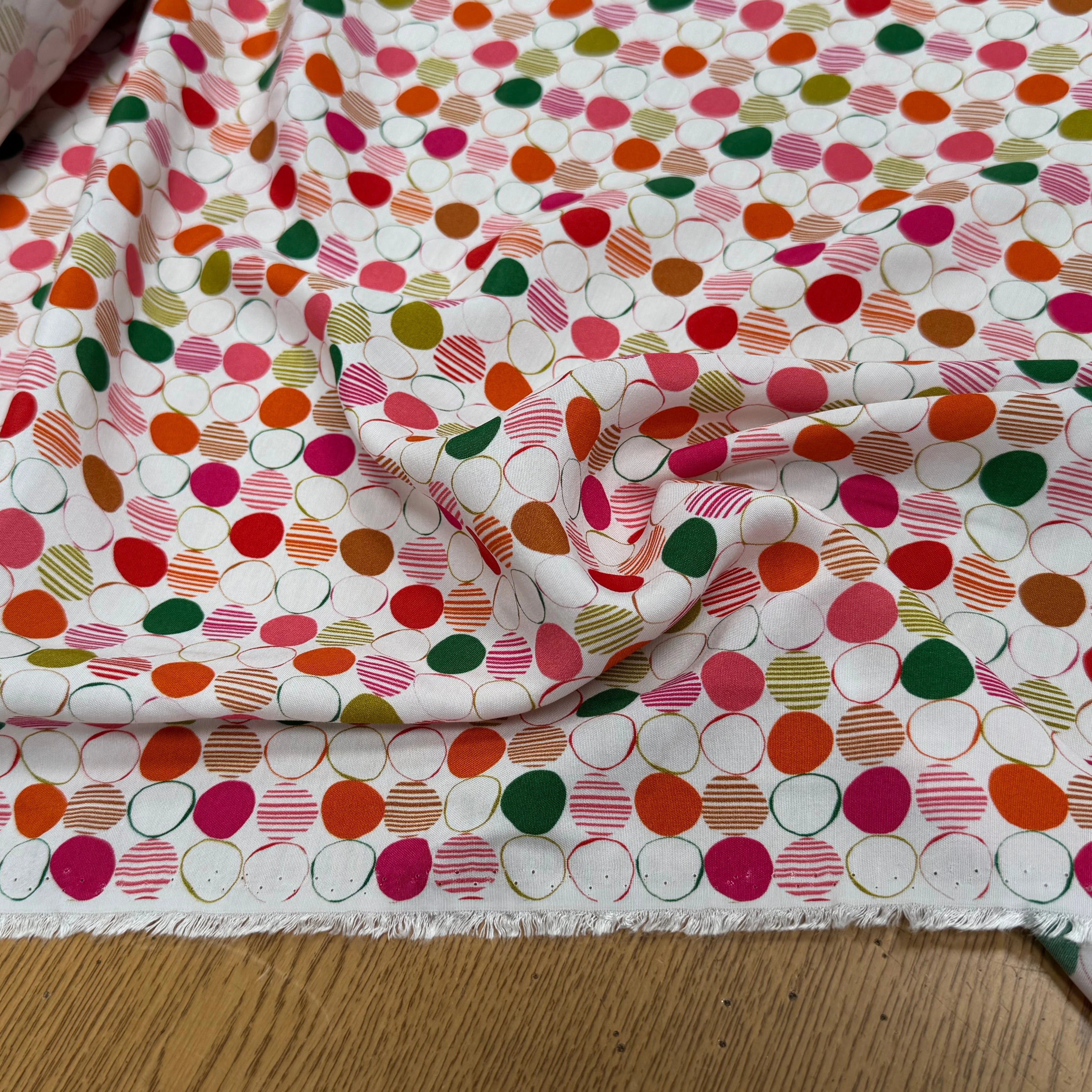 TISSU CRÊPE DE VISCOSE IMPRIMÉ POIS MULTICOLORES FANTASY ROND MULTIROUGE - My Little Coupon
