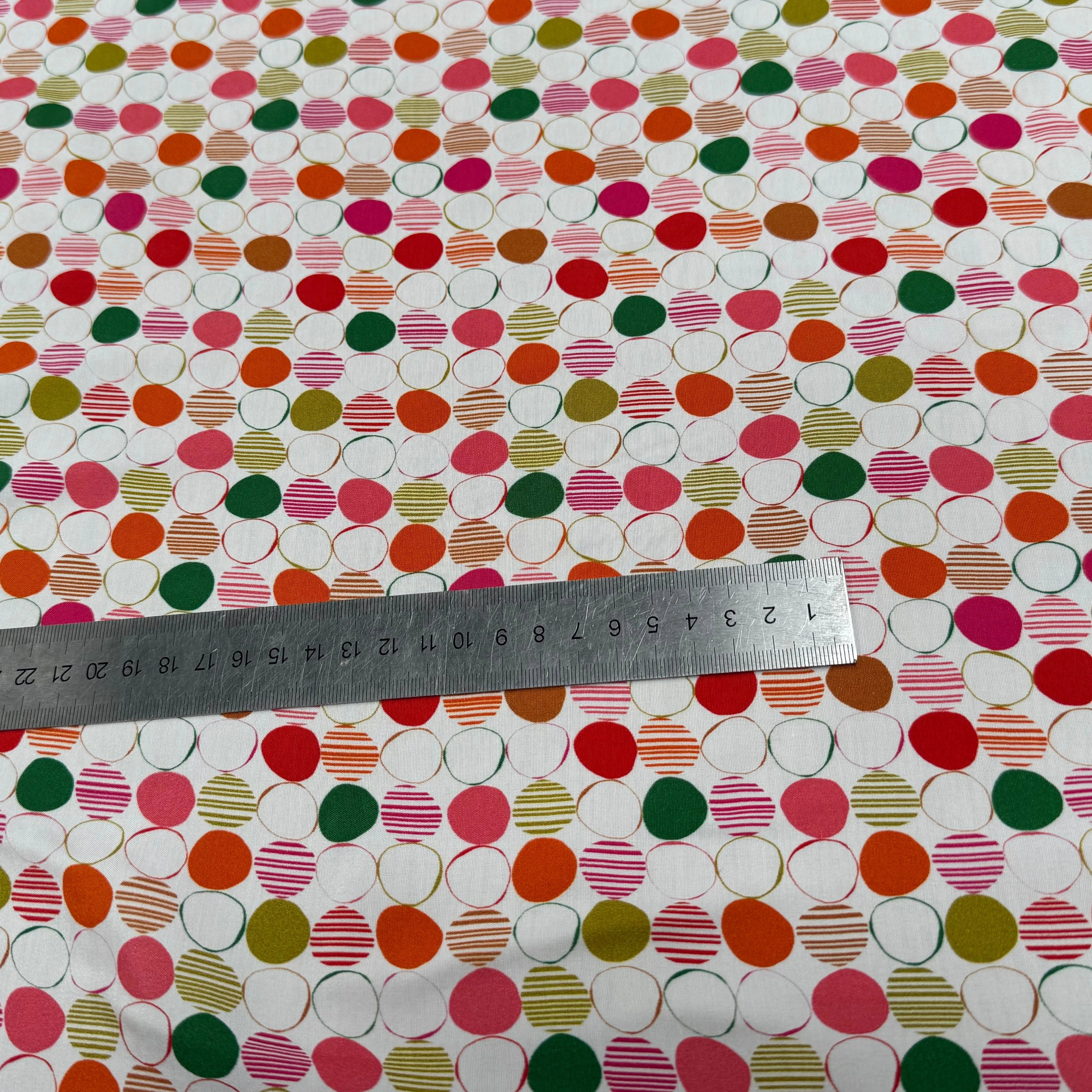 TISSU CRÊPE DE VISCOSE IMPRIMÉ POIS MULTICOLORES FANTASY ROND MULTIROUGE - My Little Coupon