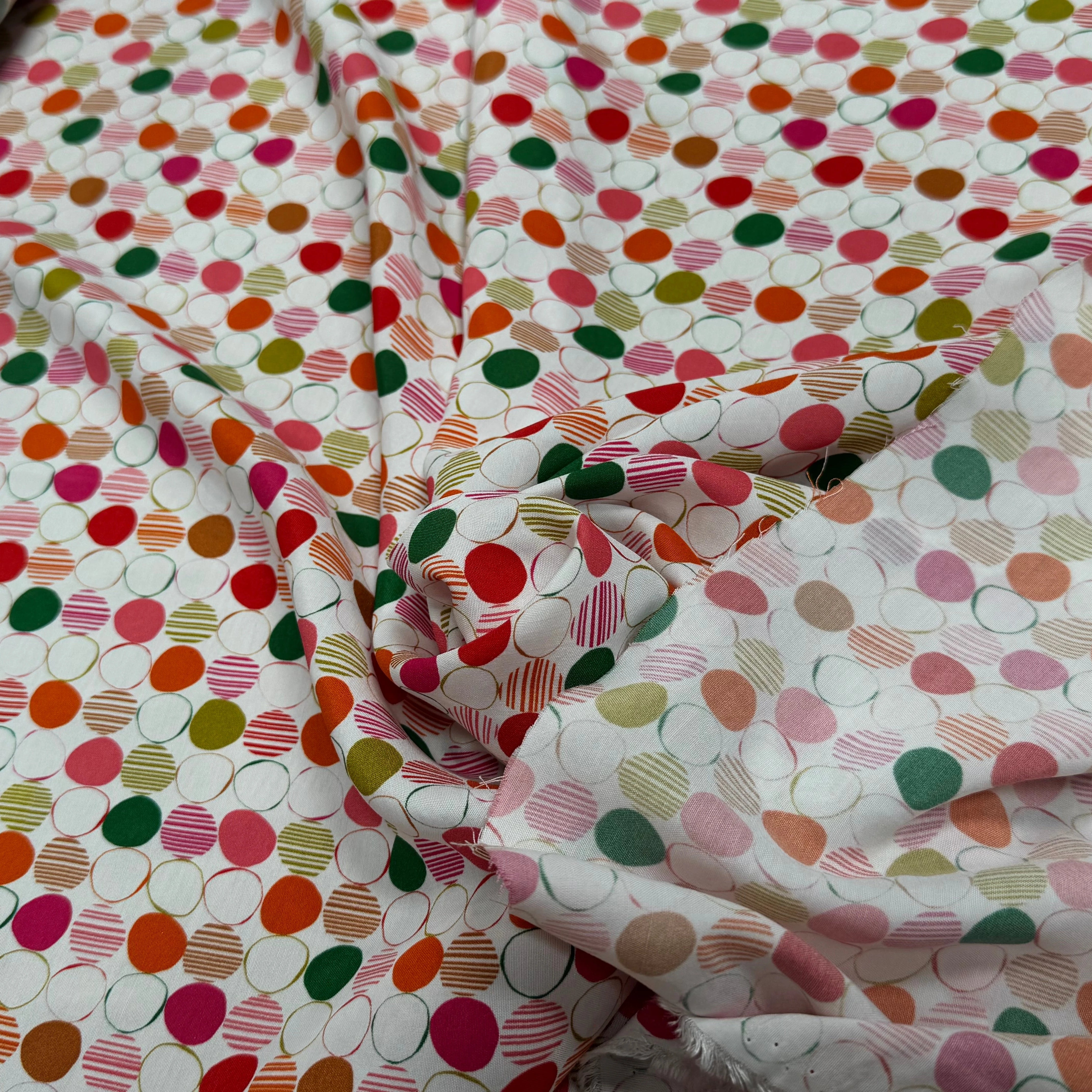 TISSU CRÊPE DE VISCOSE IMPRIMÉ POIS MULTICOLORES FANTASY ROND MULTIROUGE - My Little Coupon
