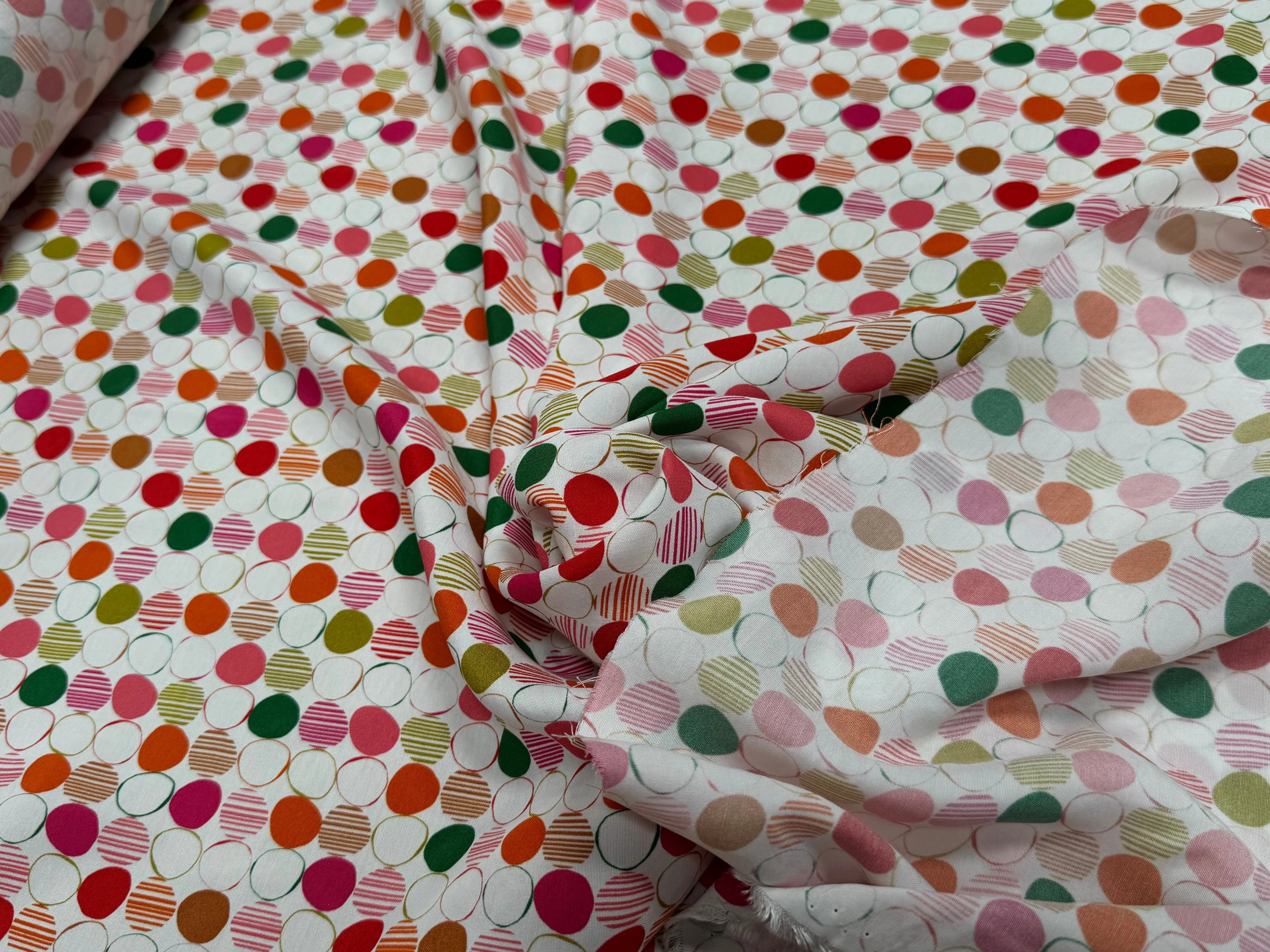 TISSU CRÊPE DE VISCOSE IMPRIMÉ POIS MULTICOLORES FANTASY ROND MULTIROUGE - My Little Coupon