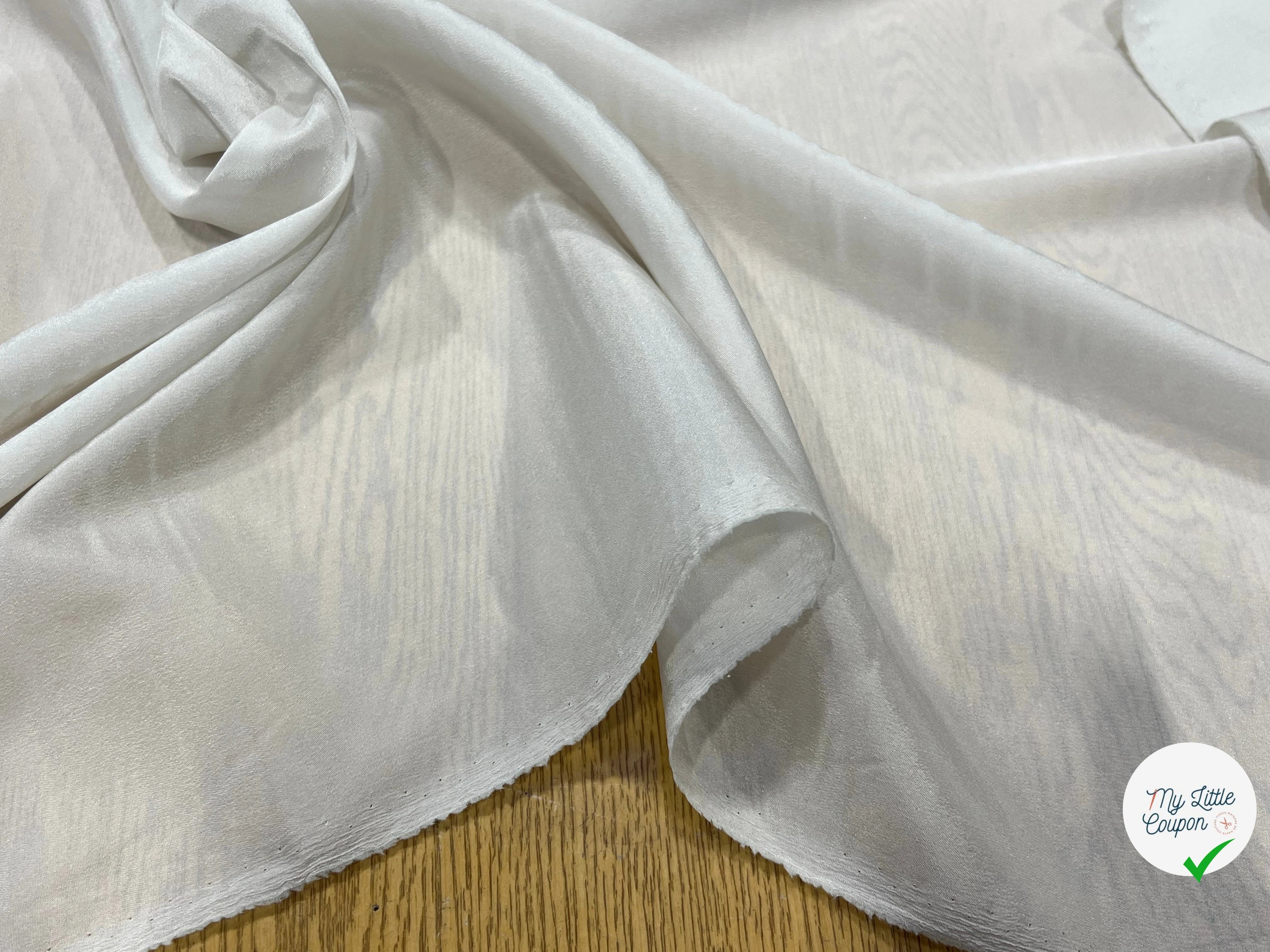 TISSU CREPE LÉGÈREMENT SATINÉ FLUIDE BLANC CASSÉ - My Little Coupon