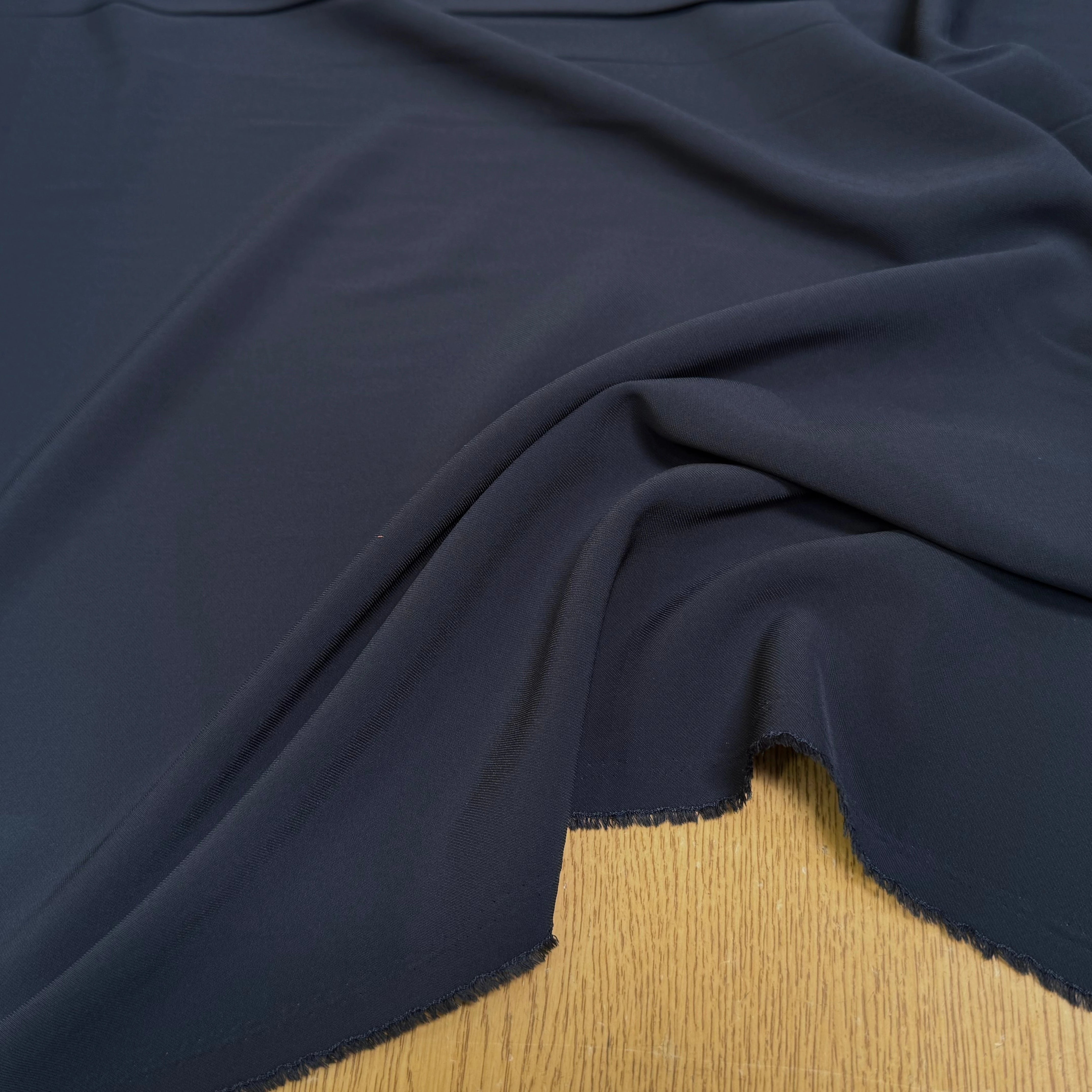 TISSU FINEMENT SERGÉ FLUIDE STRETCH BLEU CARBONE - My Little Coupon
