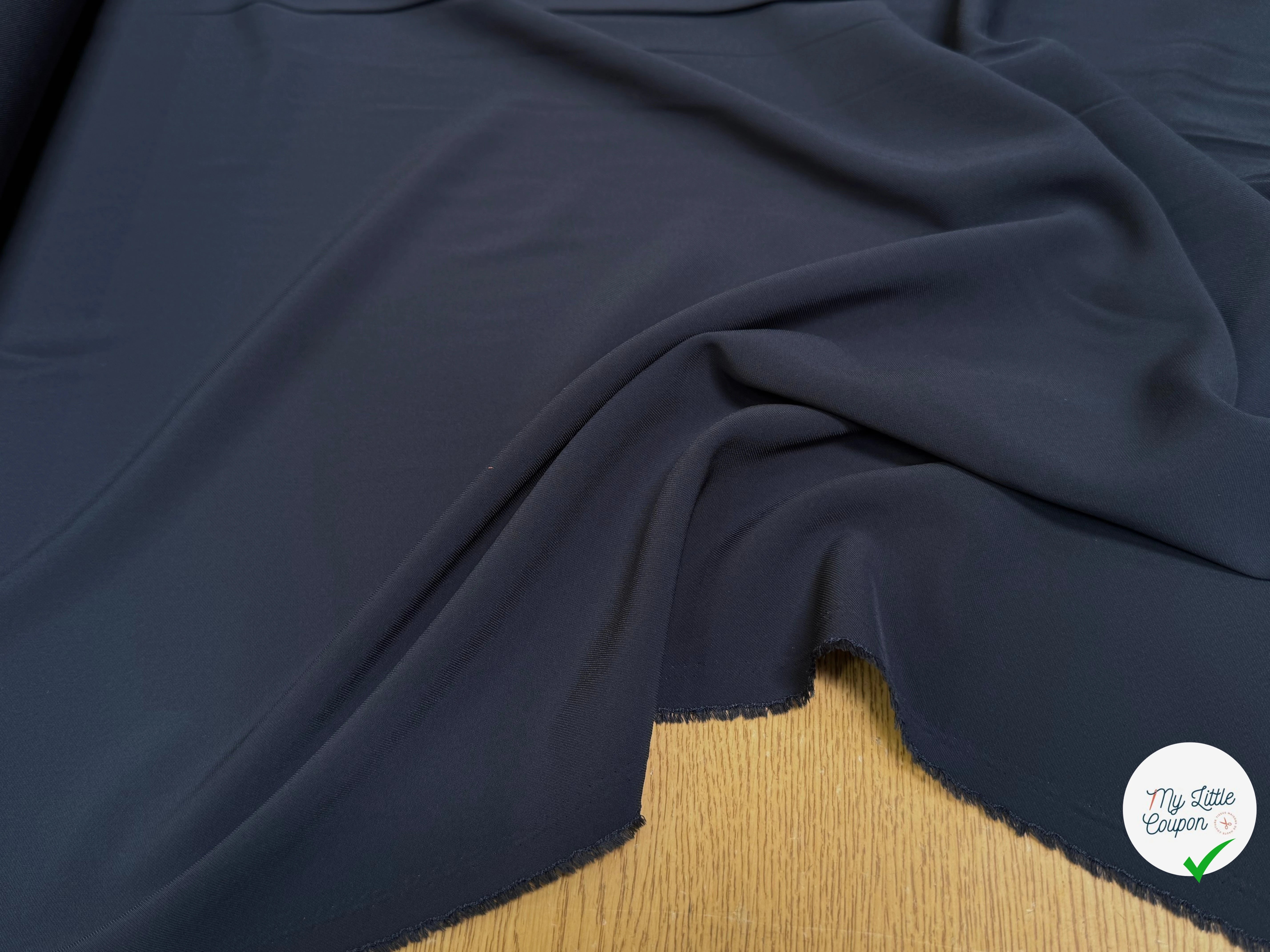 TISSU FINEMENT SERGÉ FLUIDE STRETCH BLEU CARBONE - My Little Coupon