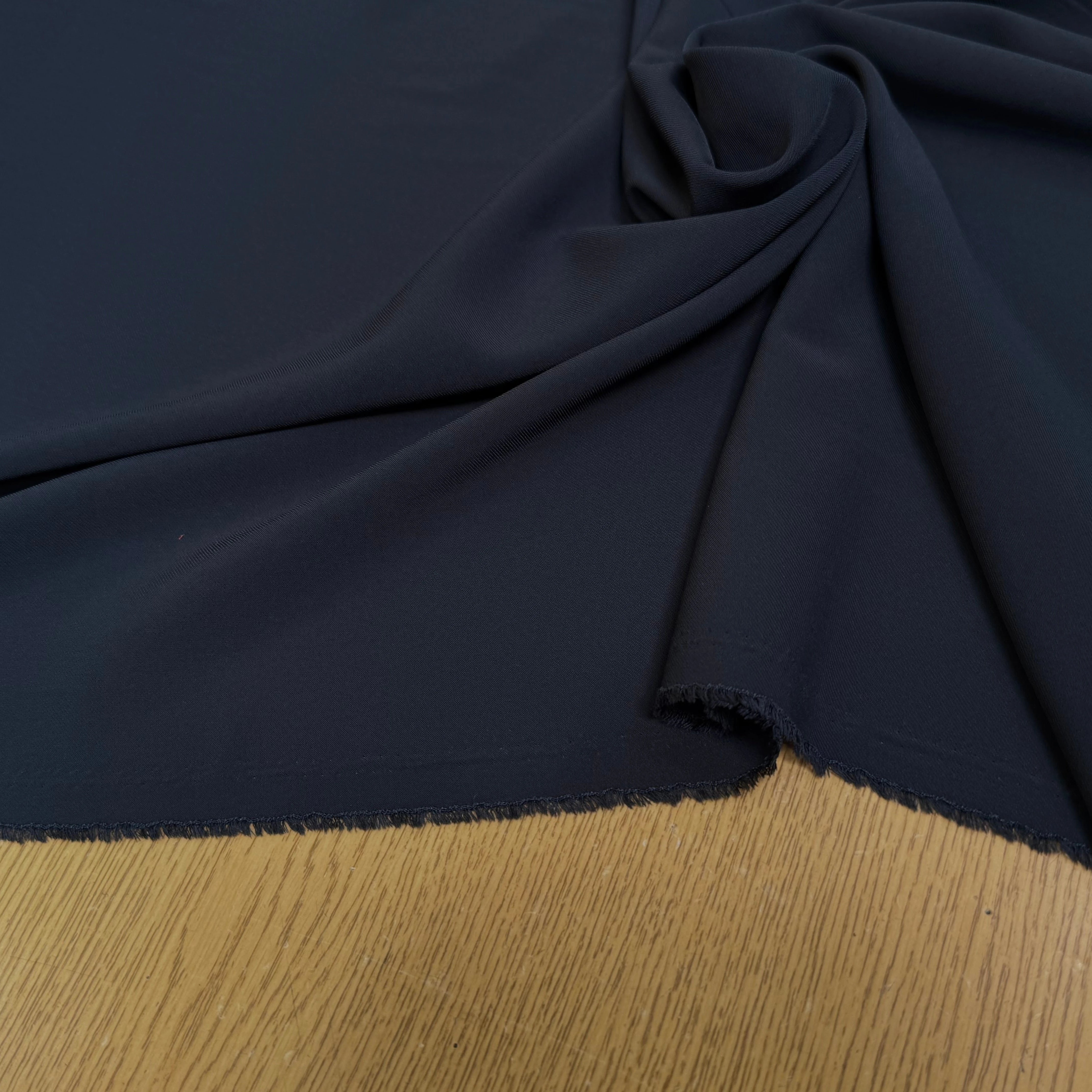 TISSU FINEMENT SERGÉ FLUIDE STRETCH BLEU CARBONE - My Little Coupon