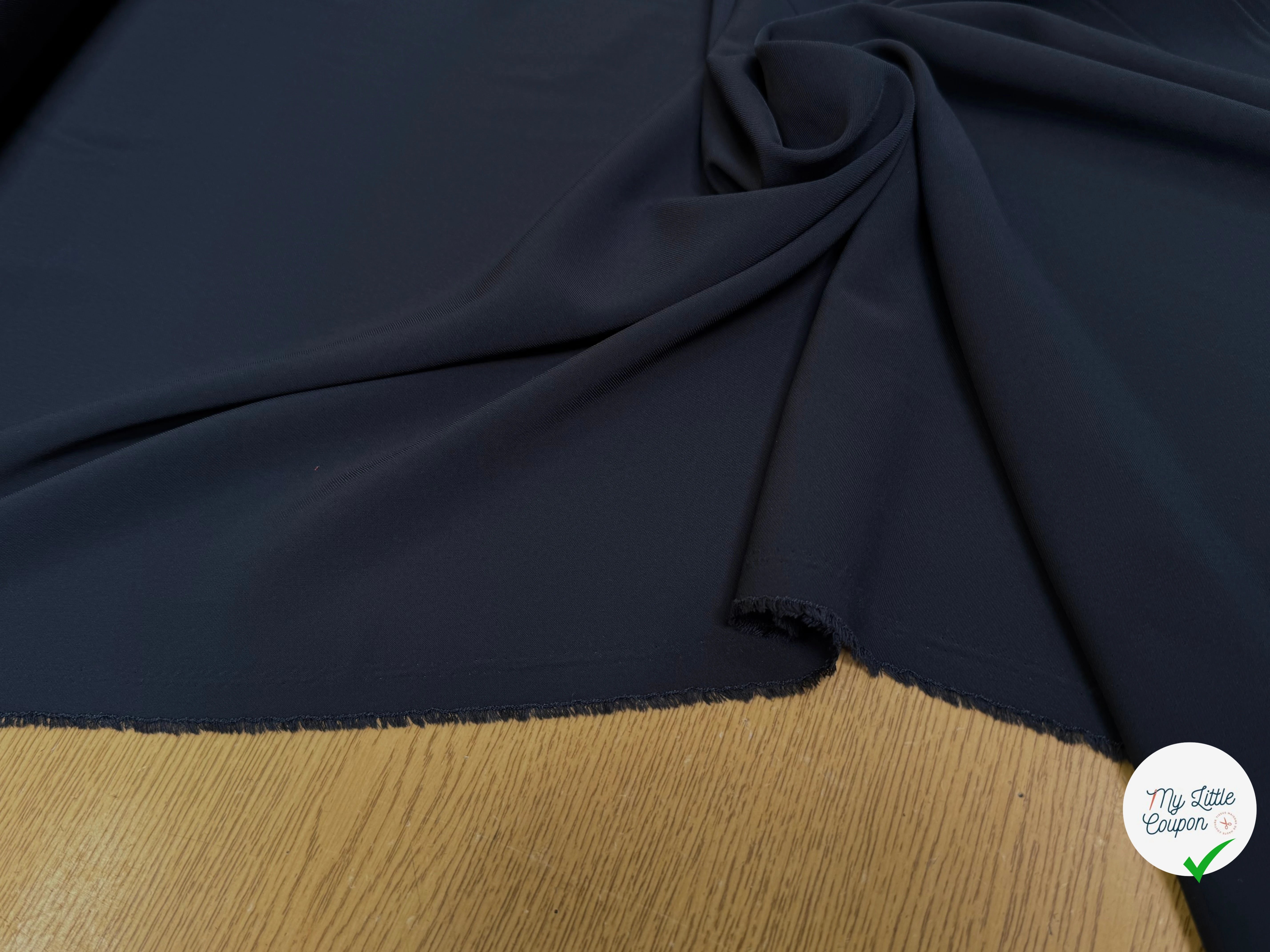 TISSU FINEMENT SERGÉ FLUIDE STRETCH BLEU CARBONE - My Little Coupon