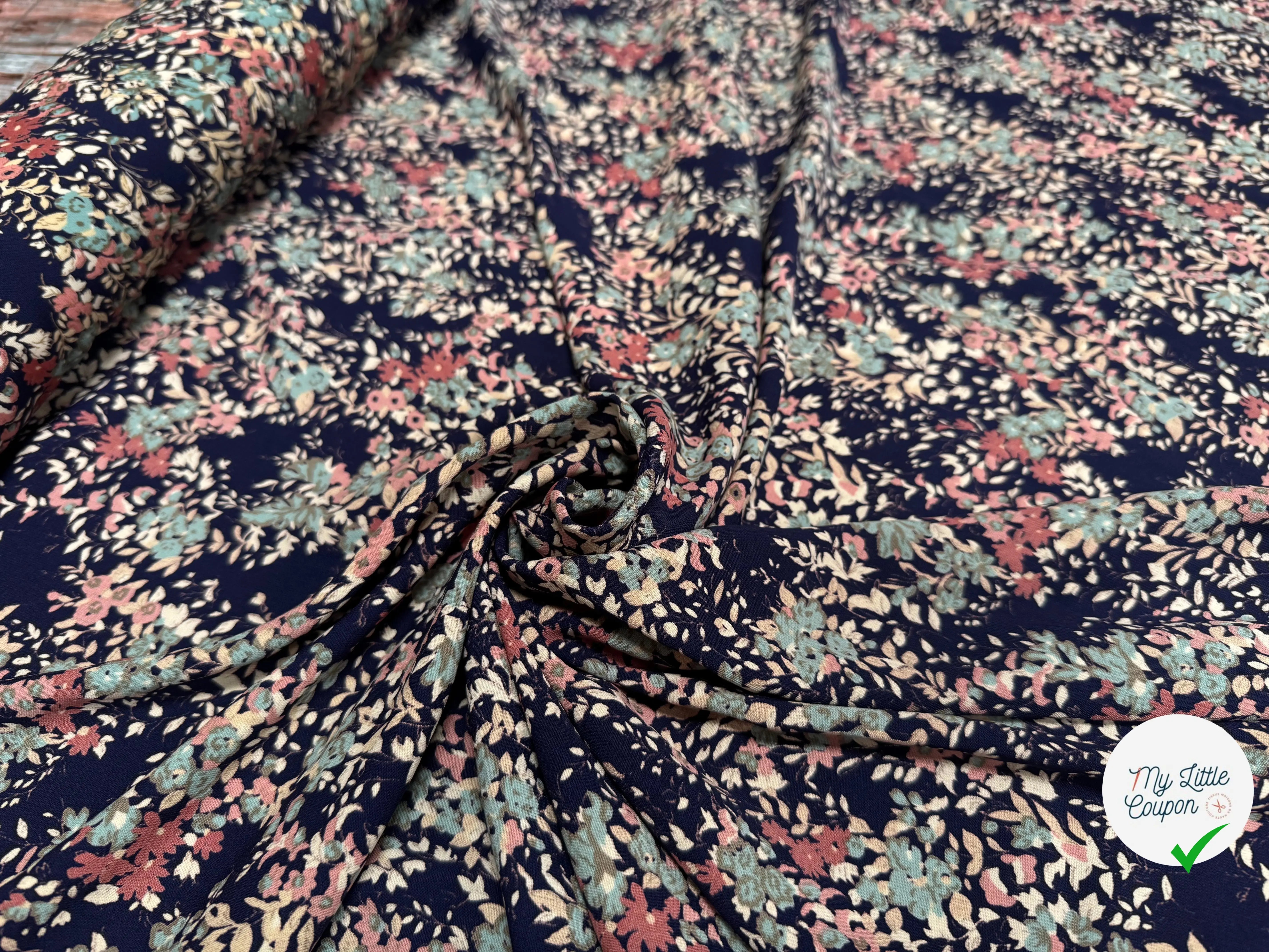 TISSU FLUIDE IMPRIMÉ FLORAL PRINTEMPS SUR FOND BLEU - My Little Coupon