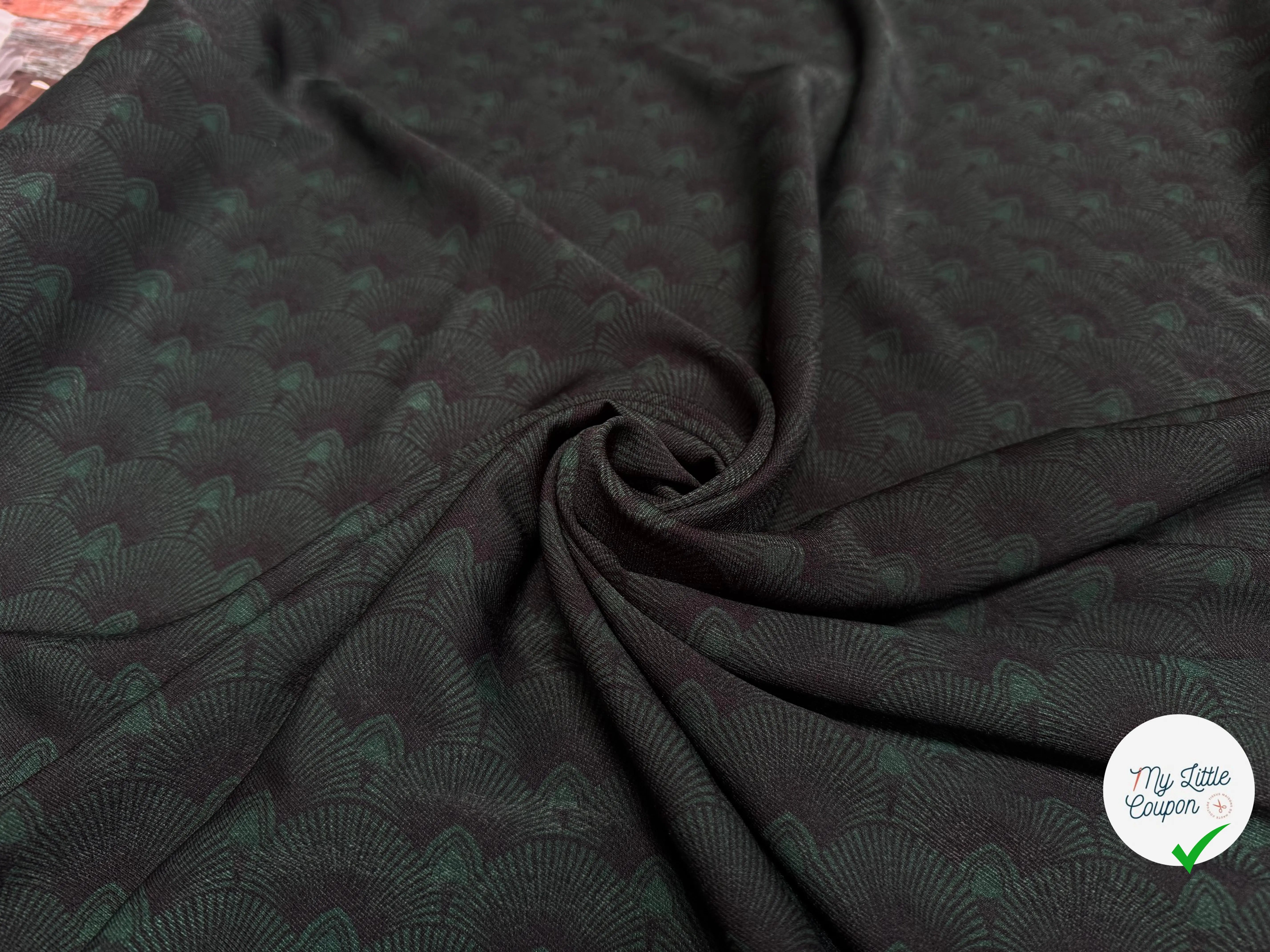 TISSU FLUIDE IMPRIMÉ MOTIF FEUILLAGE VERT ET BLEU MARINE - My Little Coupon