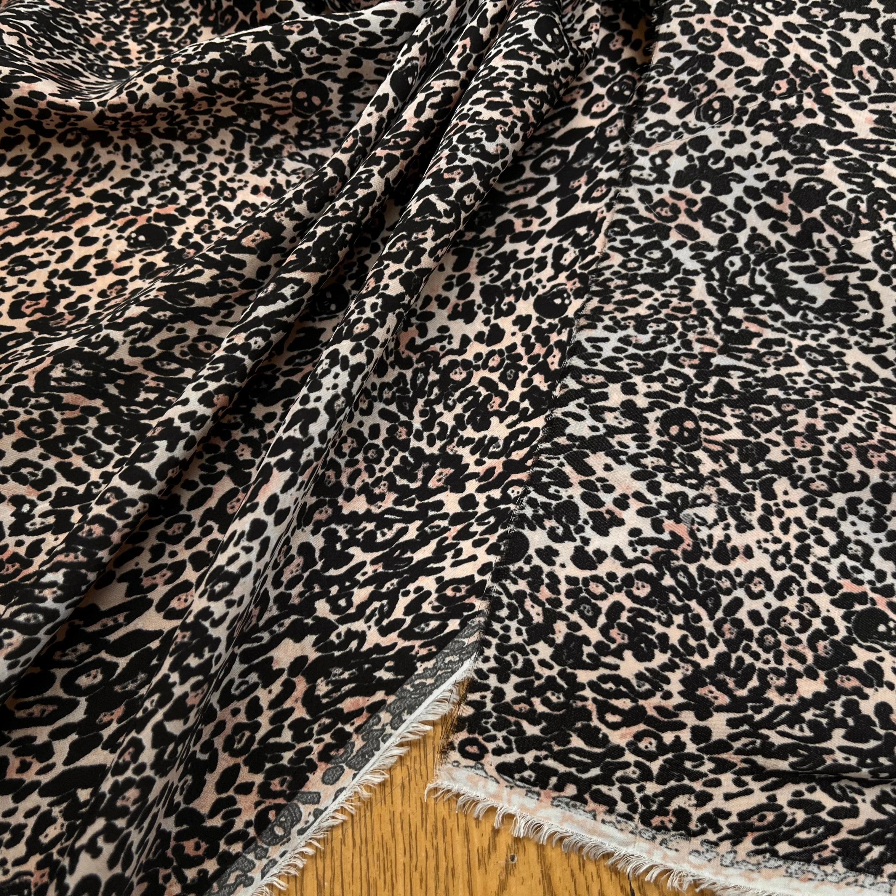 TISSU FLUIDE LÉOPARD SAVANE LÉGÈREMENT SATINÉ - My Little Coupon