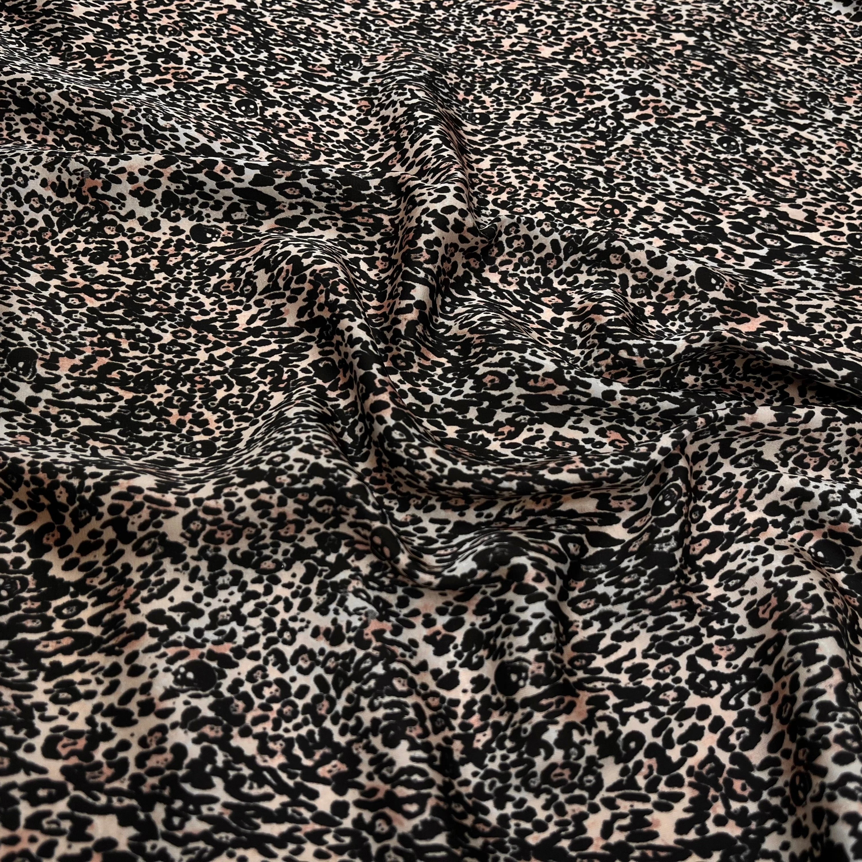 TISSU FLUIDE LÉOPARD SAVANE LÉGÈREMENT SATINÉ - My Little Coupon