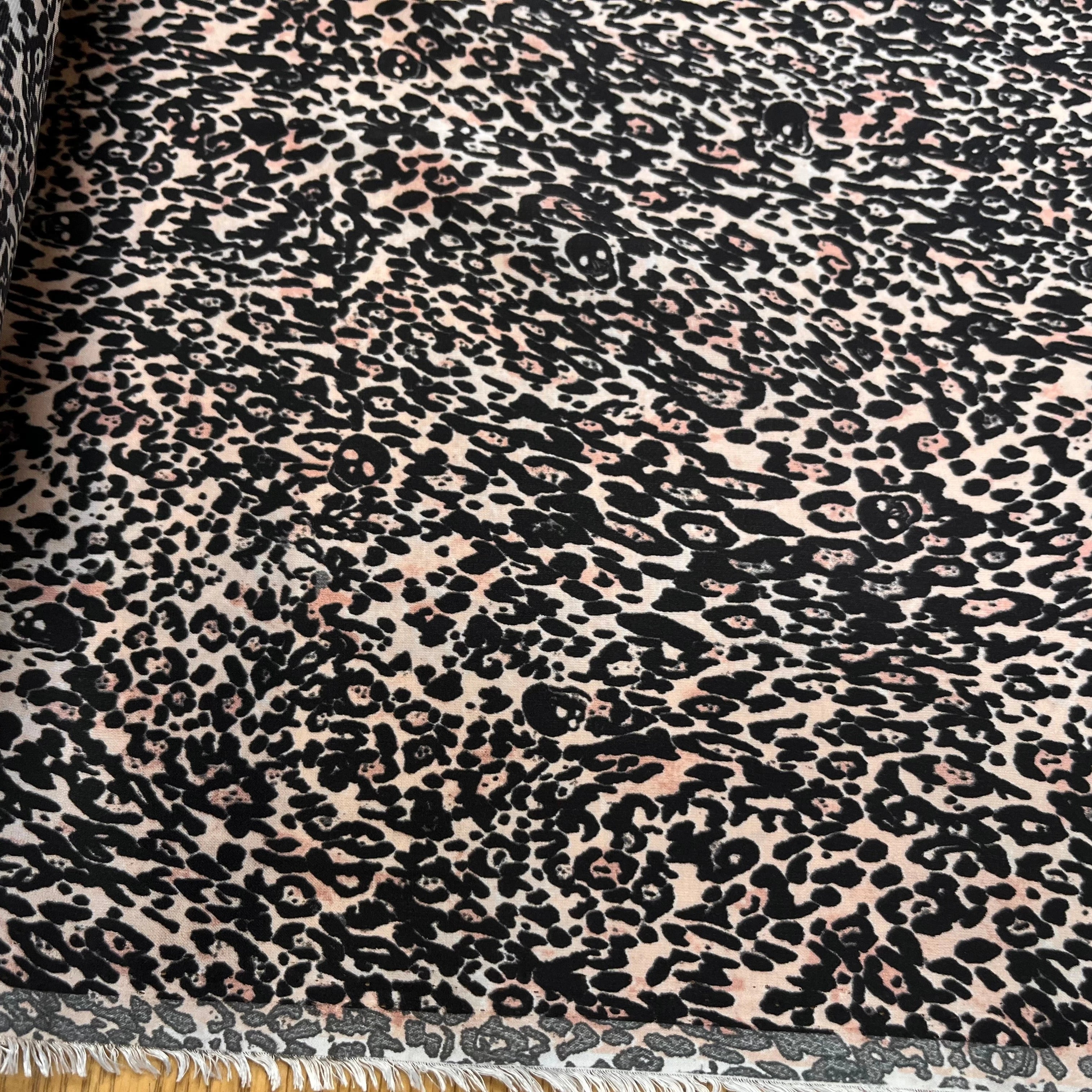 TISSU FLUIDE LÉOPARD SAVANE LÉGÈREMENT SATINÉ - My Little Coupon