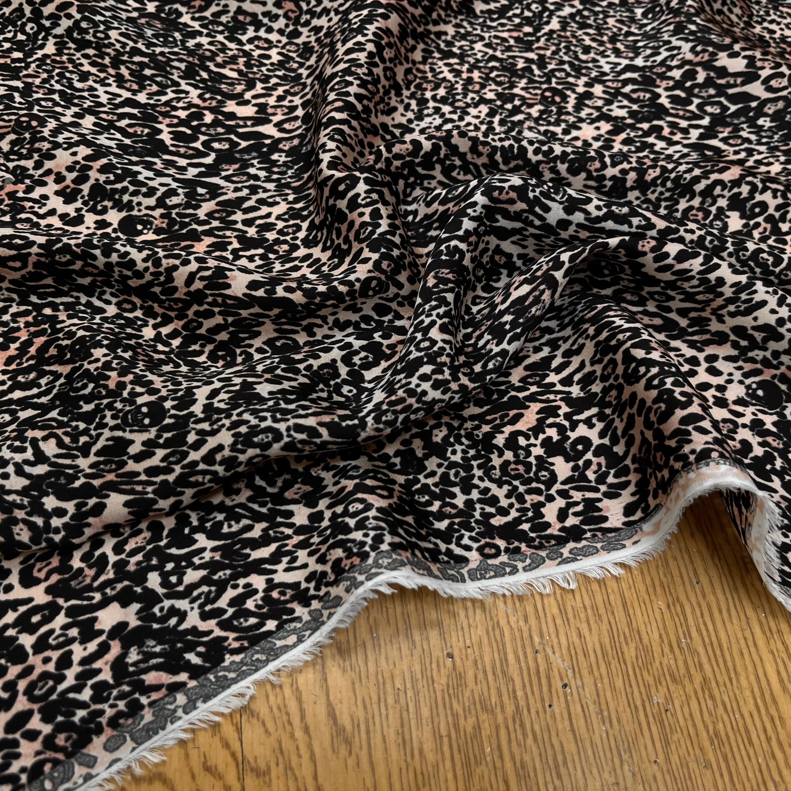 TISSU FLUIDE LÉOPARD SAVANE LÉGÈREMENT SATINÉ - My Little Coupon