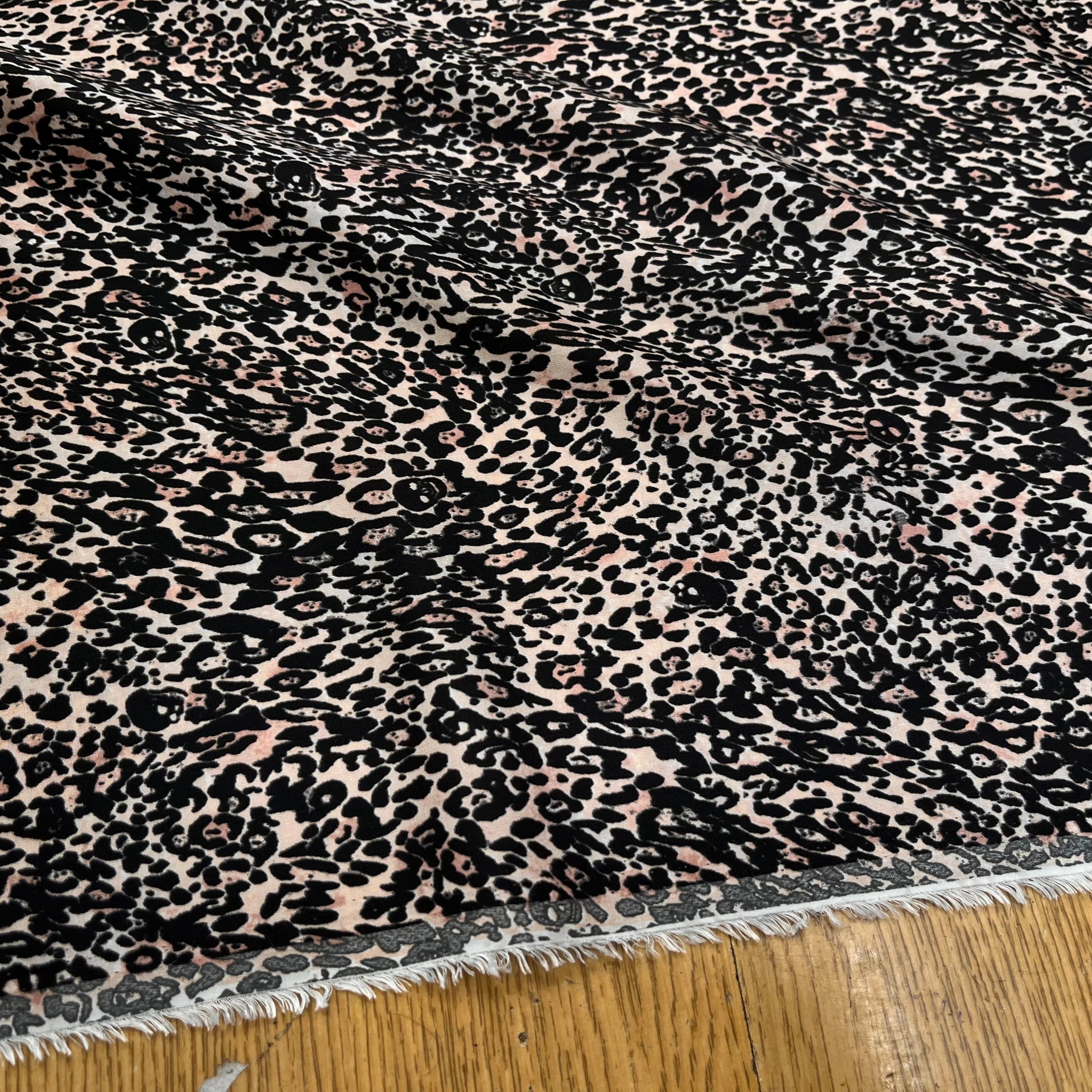 TISSU FLUIDE LÉOPARD SAVANE LÉGÈREMENT SATINÉ - My Little Coupon