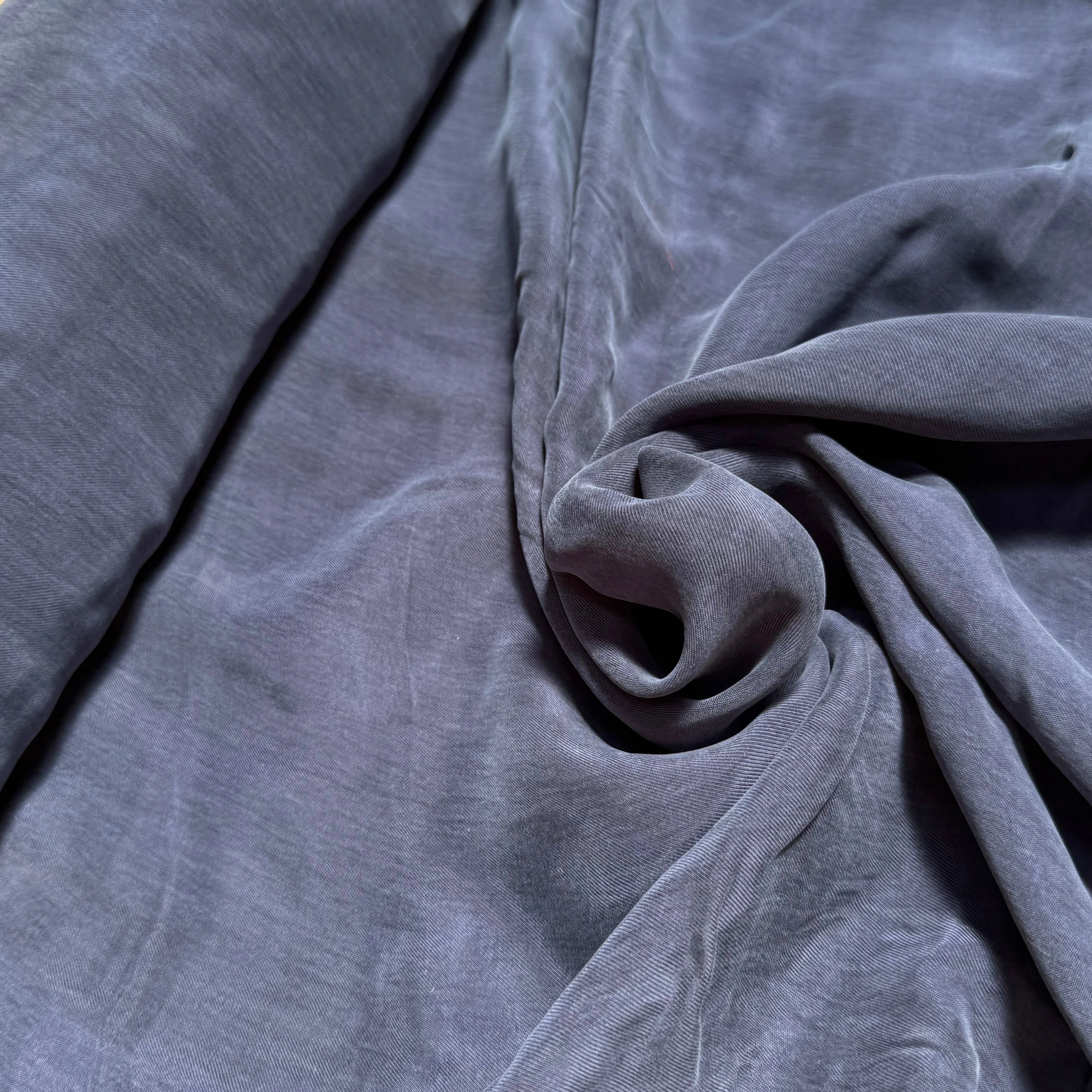 TISSU FLUIDE PEACHSKIN 100% CUPRO BLEU MARINE - My Little Coupon