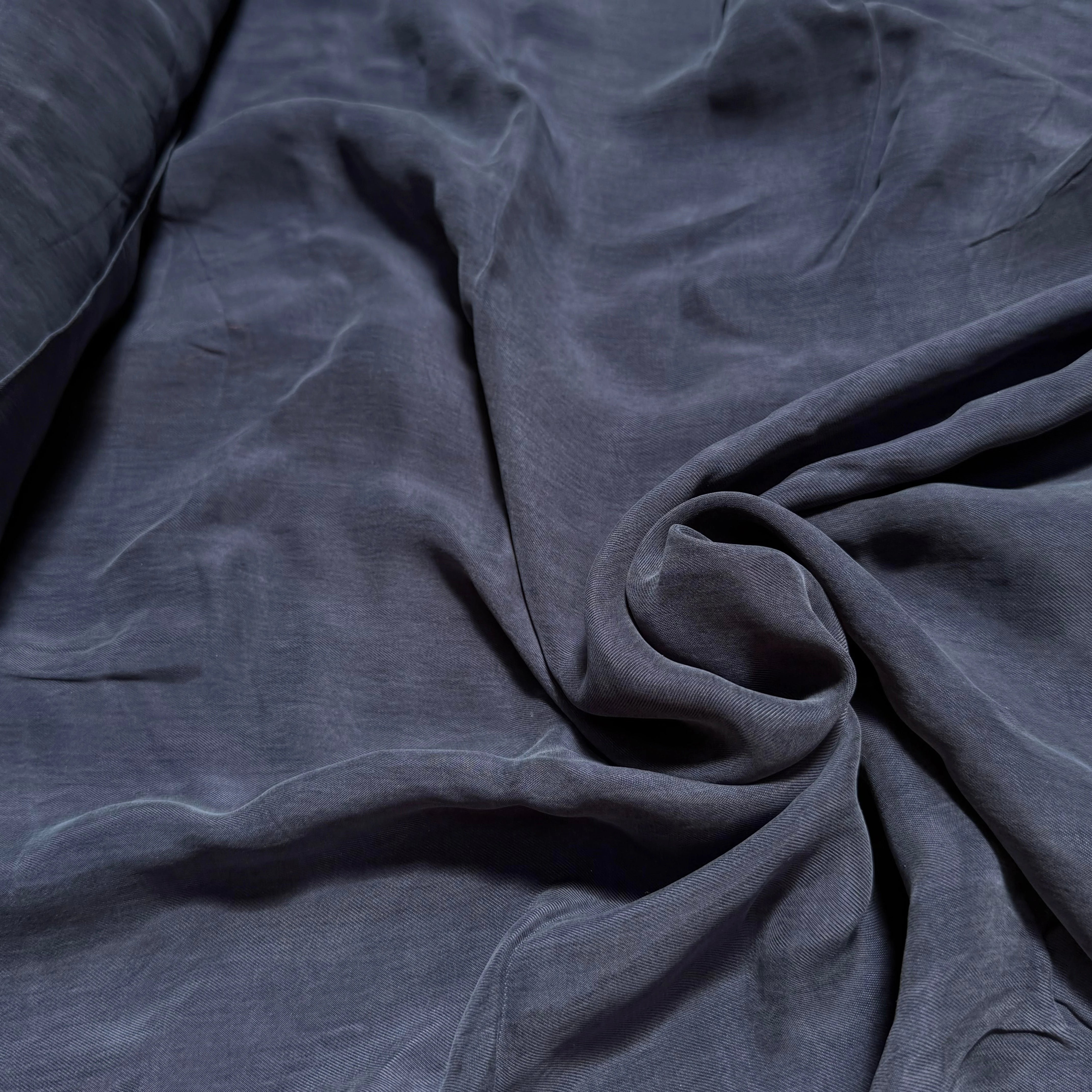 TISSU FLUIDE PEACHSKIN 100% CUPRO BLEU MARINE - My Little Coupon
