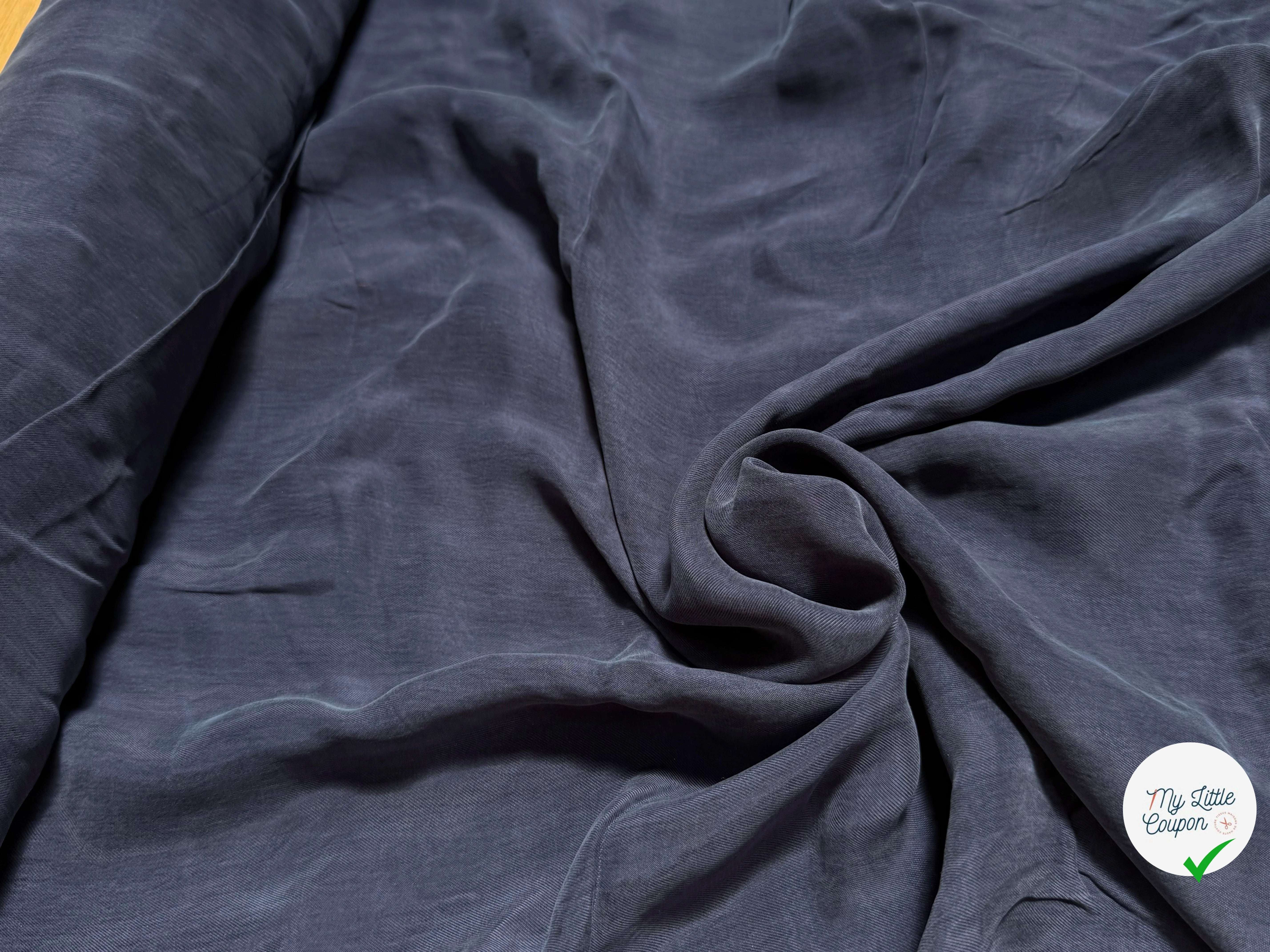 TISSU FLUIDE PEACHSKIN 100% CUPRO BLEU MARINE - My Little Coupon