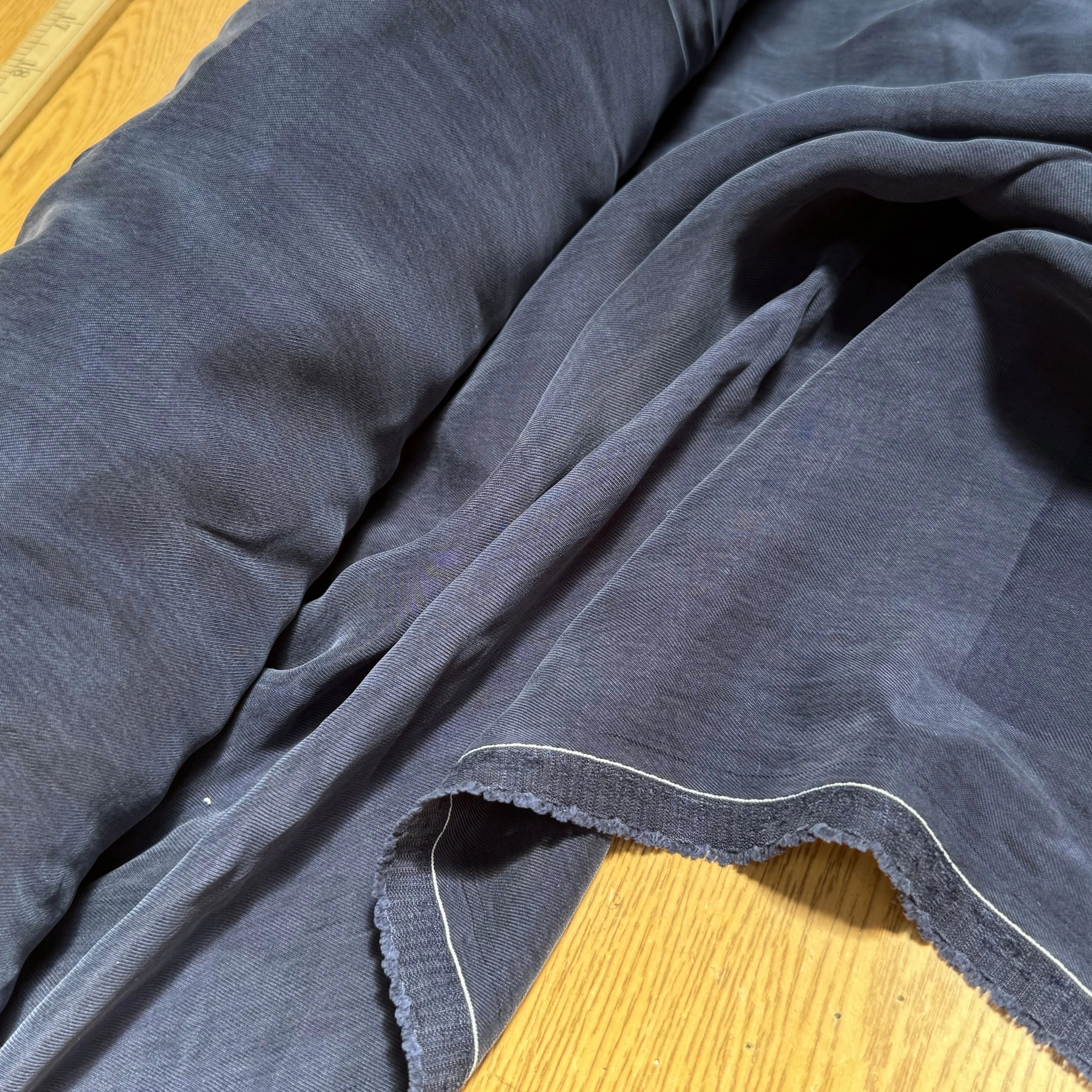 TISSU FLUIDE PEACHSKIN 100% CUPRO BLEU MARINE - My Little Coupon