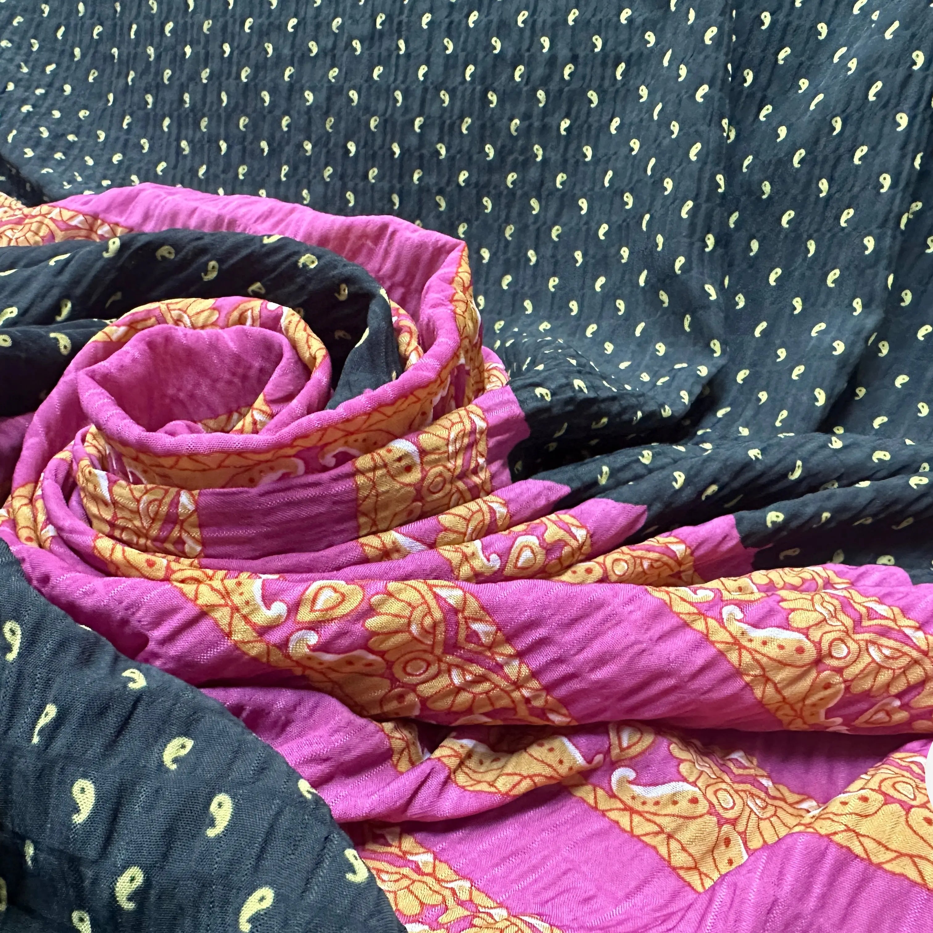 TISSU GAUFFRÉ PAISLEY ET ROSE - My Little Coupon