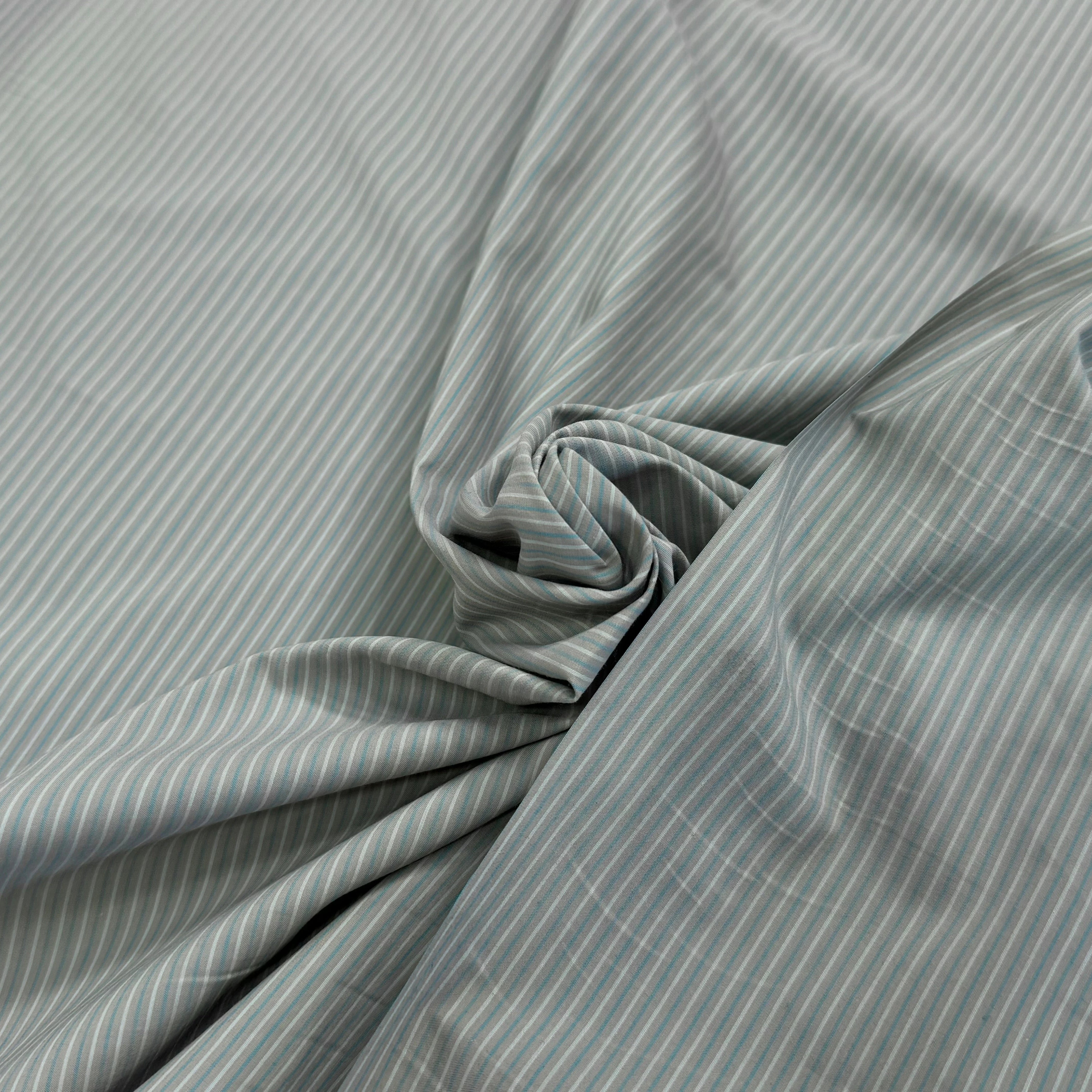 TISSU LÉGÈREMENT CRAQUANT FINES RAYURES VERT GRIS - My Little Coupon