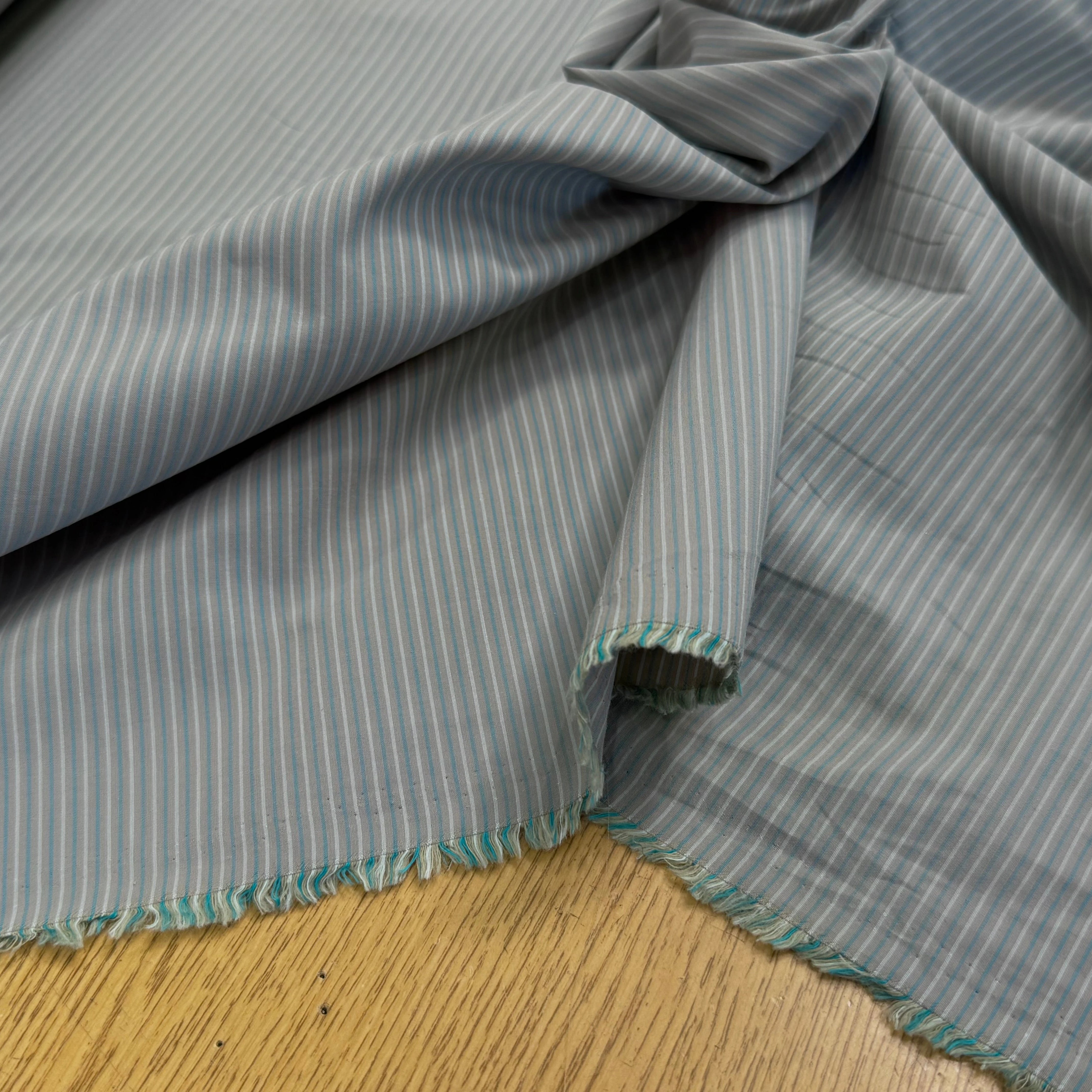 TISSU LÉGÈREMENT CRAQUANT FINES RAYURES VERT GRIS - My Little Coupon