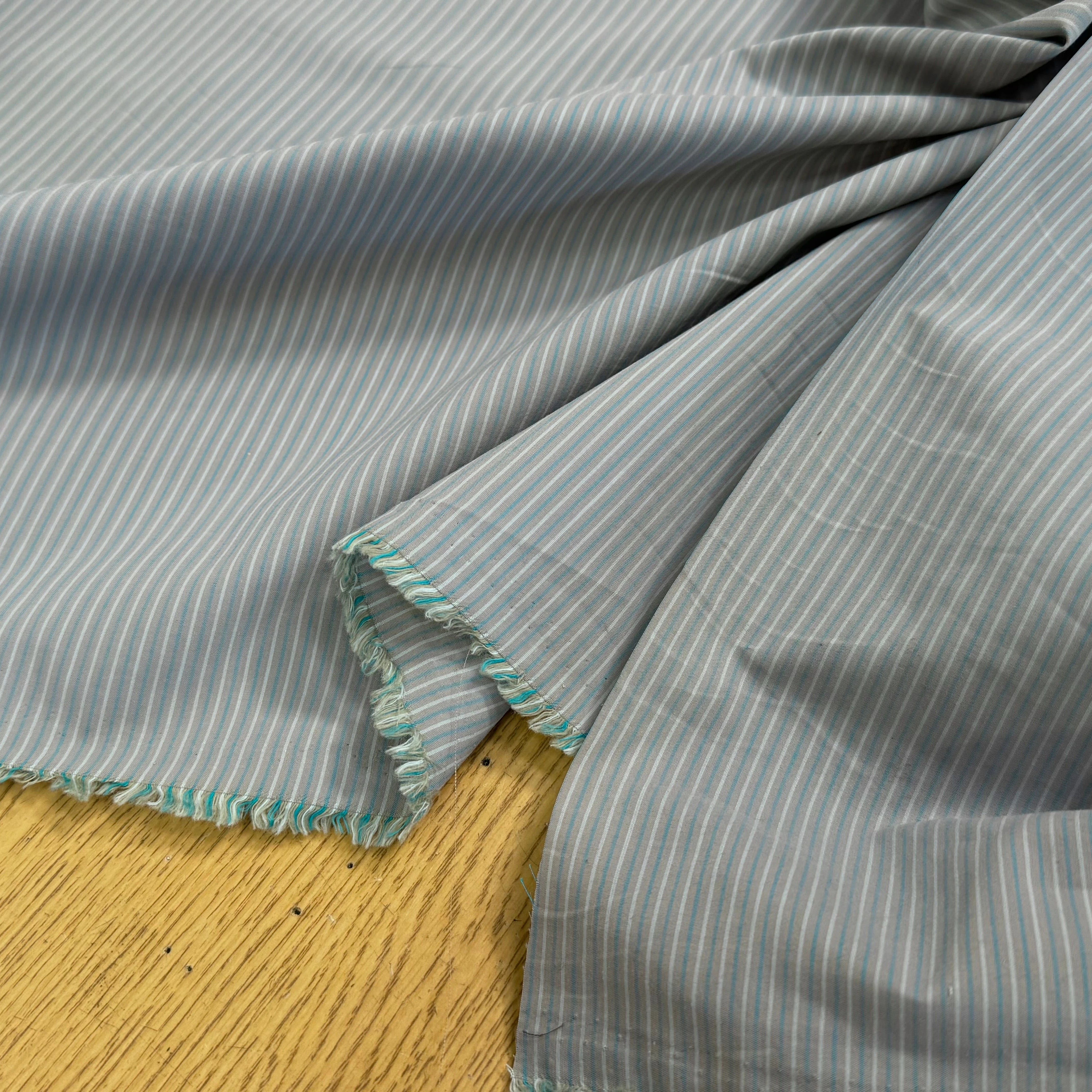 TISSU LÉGÈREMENT CRAQUANT FINES RAYURES VERT GRIS - My Little Coupon