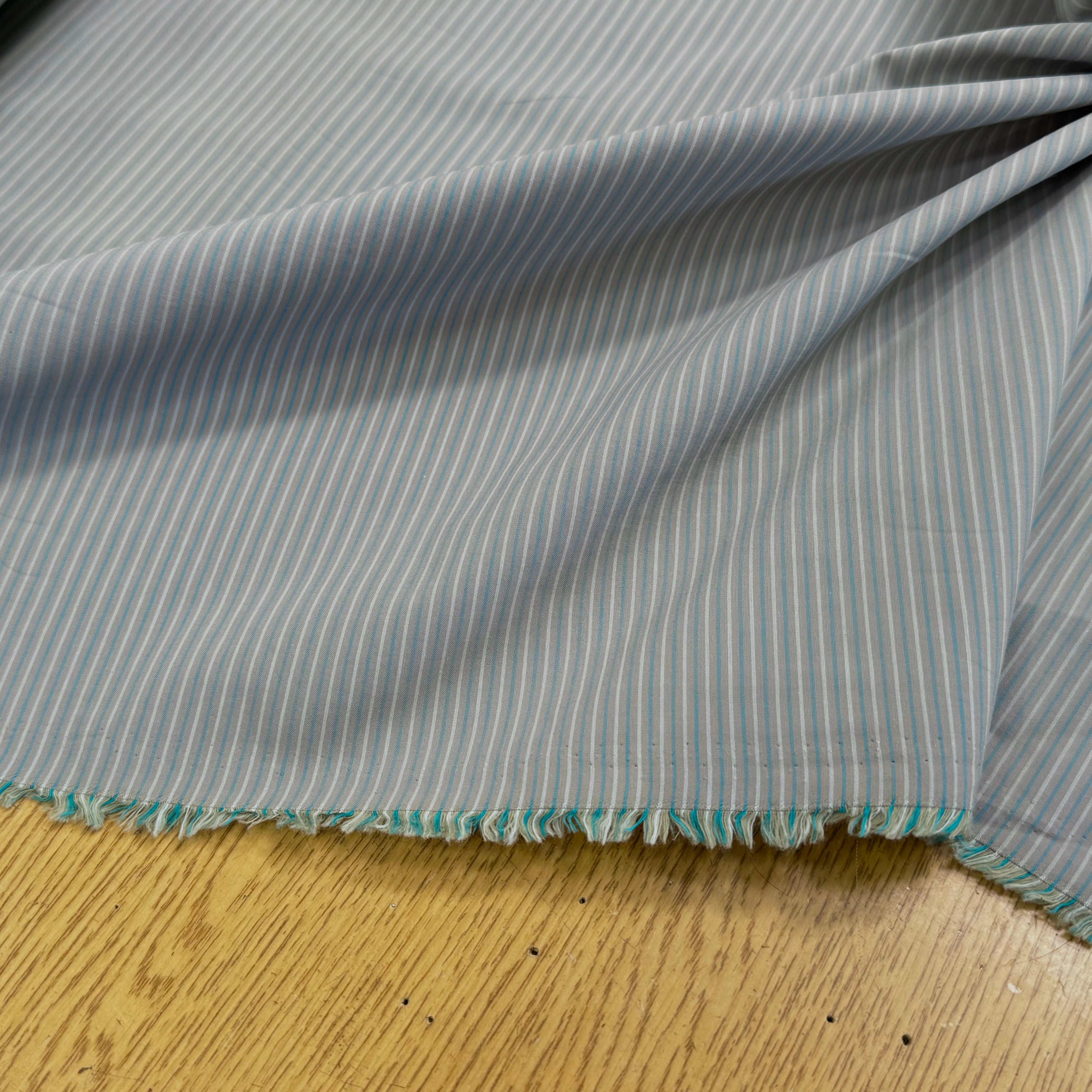 TISSU LÉGÈREMENT CRAQUANT FINES RAYURES VERT GRIS - My Little Coupon