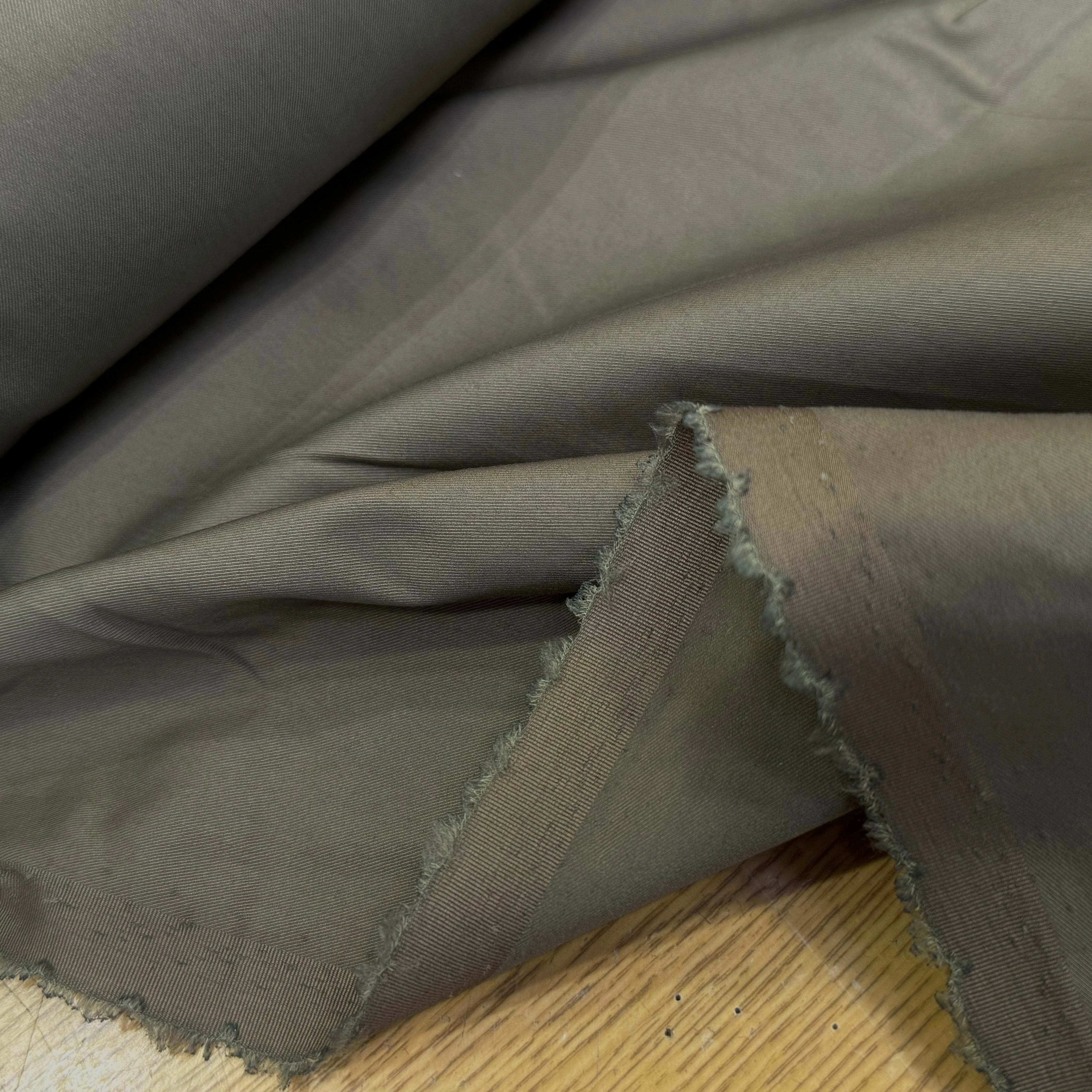 TISSU POLYCOTON LÉGÈREMENT STRIÉ STRETCH KAKI BELLE TENUE - My Little Coupon
