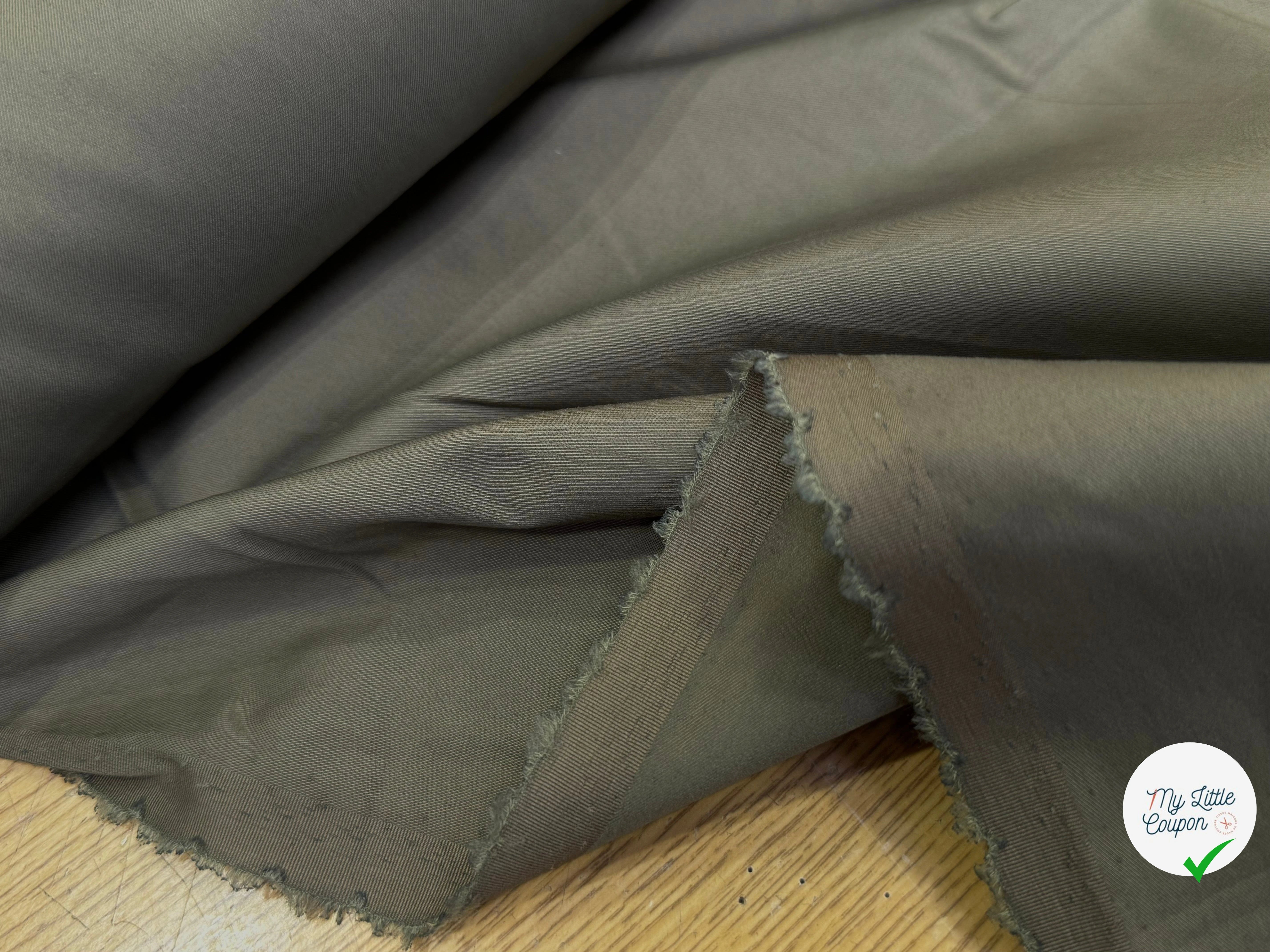 TISSU POLYCOTON LÉGÈREMENT STRIÉ STRETCH KAKI BELLE TENUE - My Little Coupon