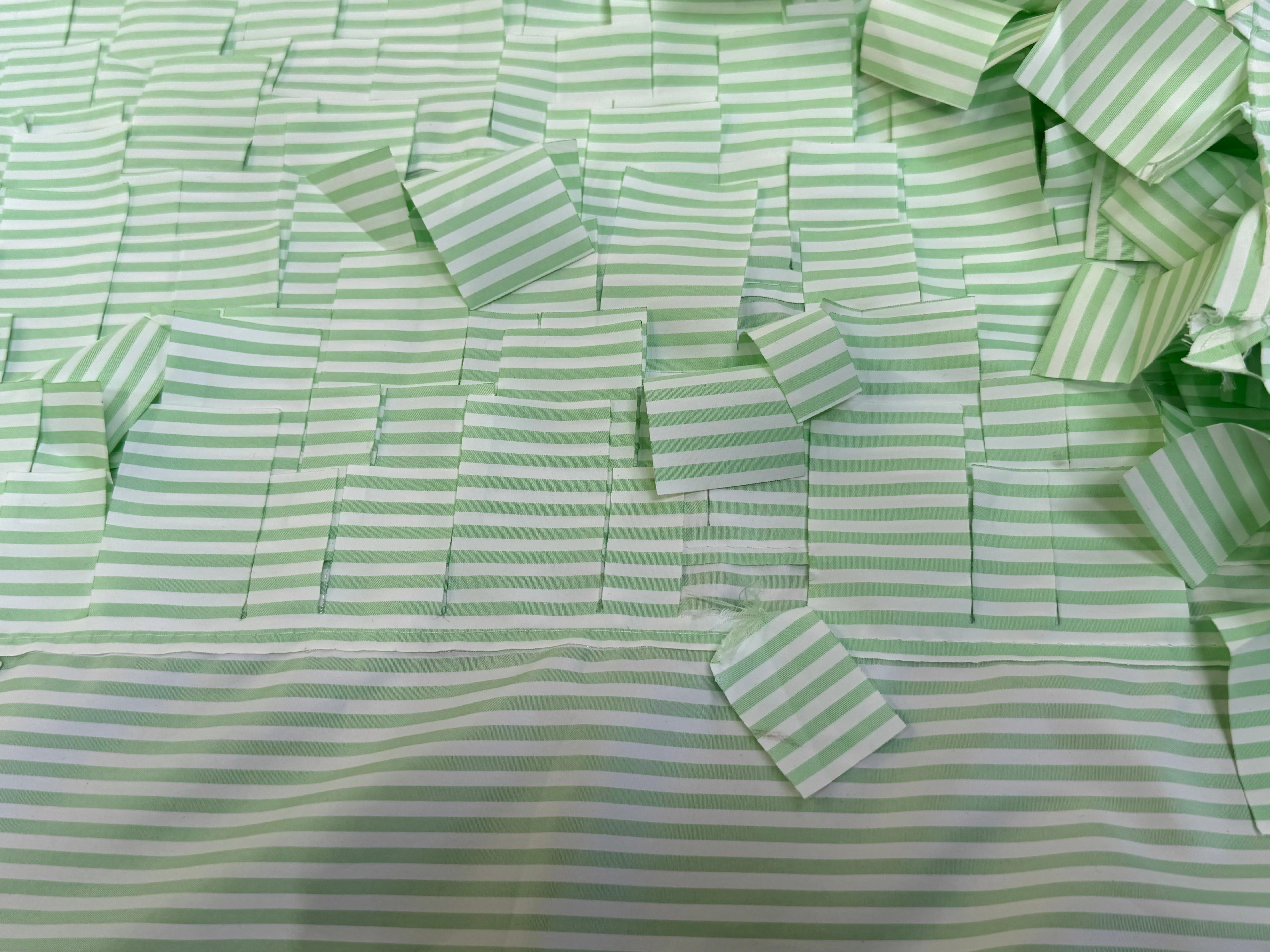 TISSU RAYURES FILS COUPÉS VERT VENITIAN TRÈS TRAVAILLÉ - My Little Coupon