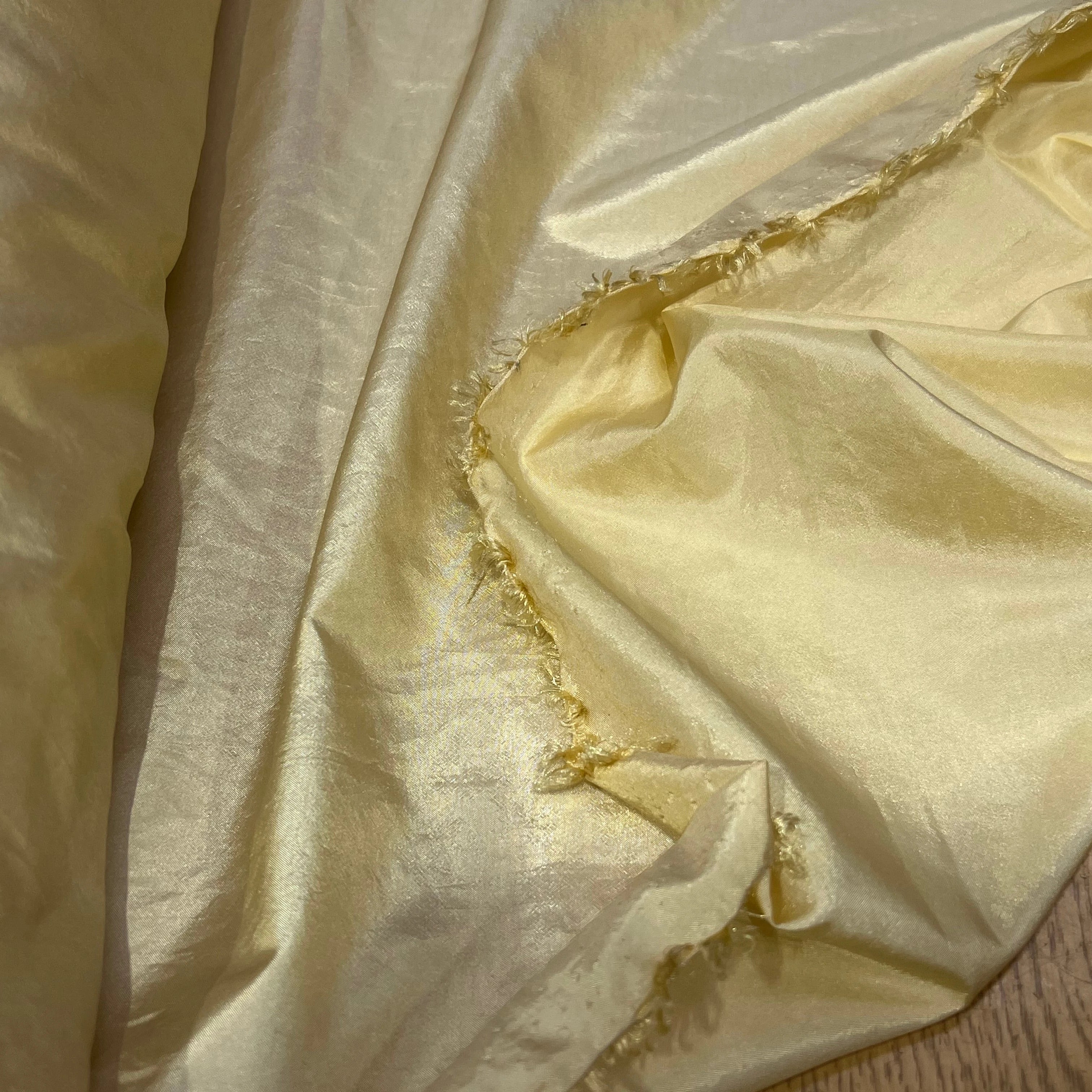 TISSU SATINÉ JAUNE VANILLE - My Little Coupon