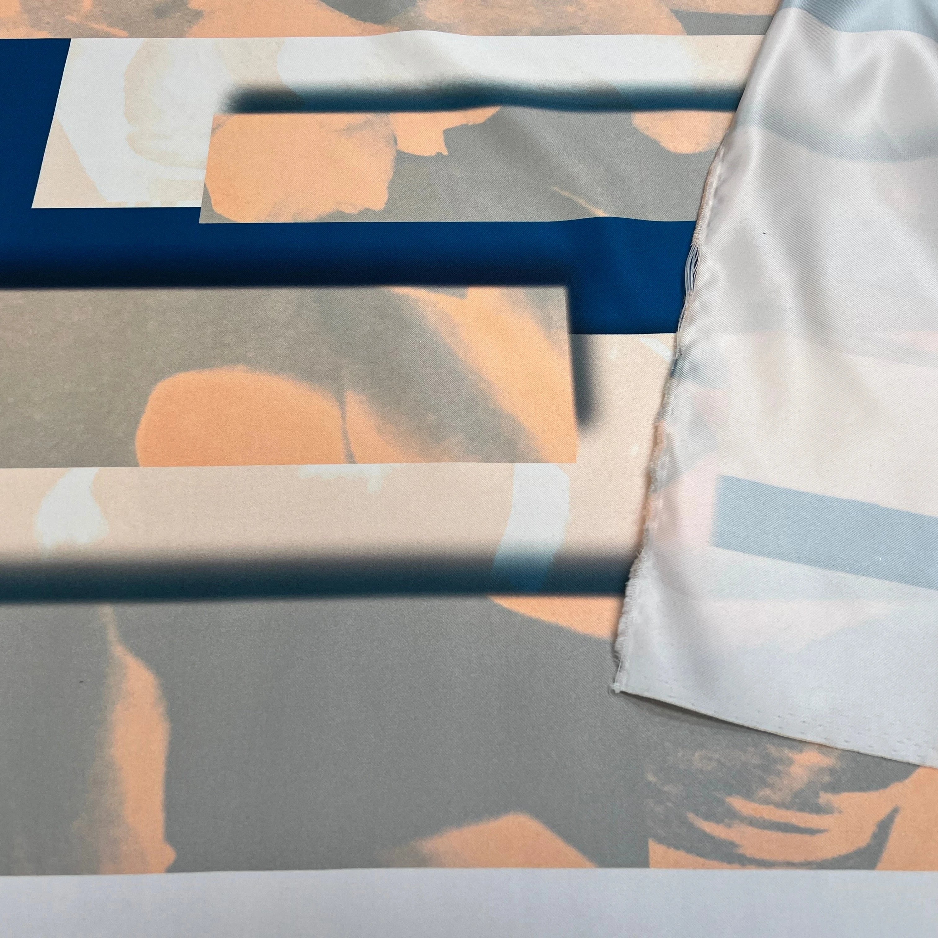 TISSU SATINÉ POLYESTER MOTIF AMBIANCE BLEU ROSE - My Little Coupon