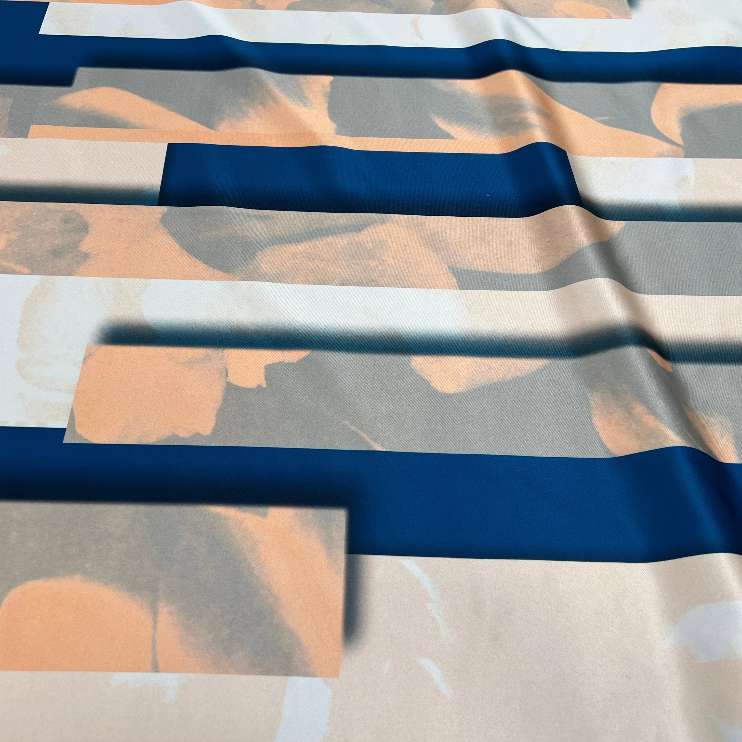 TISSU SATINÉ POLYESTER MOTIF AMBIANCE BLEU ROSE - My Little Coupon