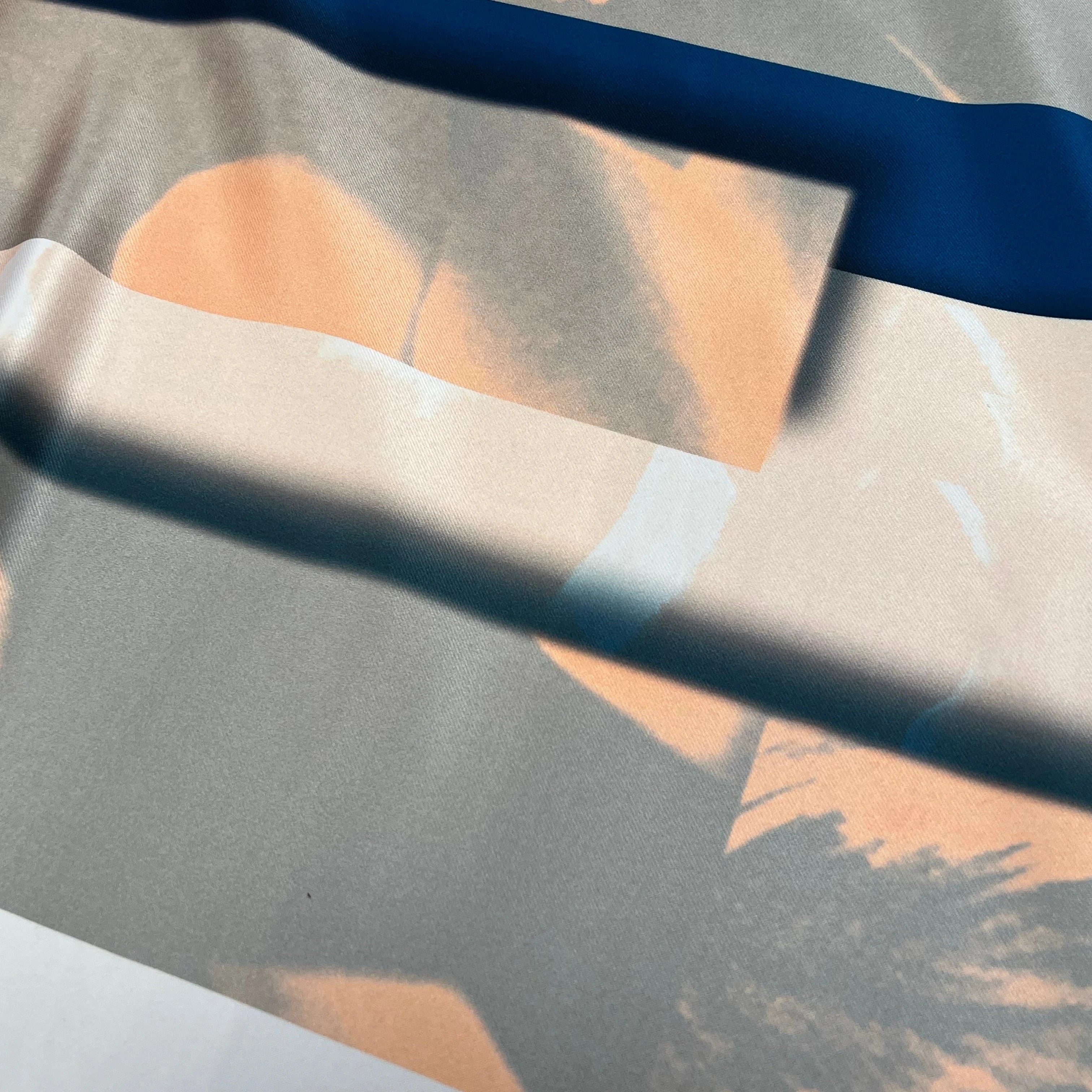 TISSU SATINÉ POLYESTER MOTIF AMBIANCE BLEU ROSE - My Little Coupon