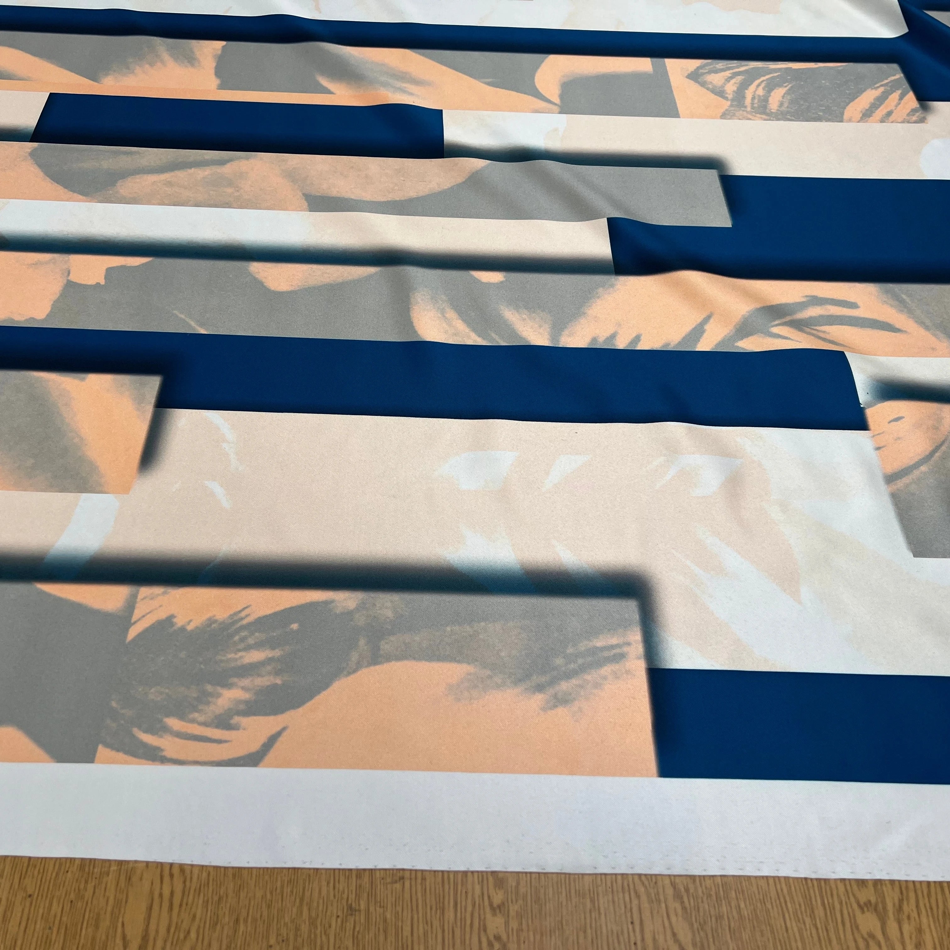 TISSU SATINÉ POLYESTER MOTIF AMBIANCE BLEU ROSE - My Little Coupon