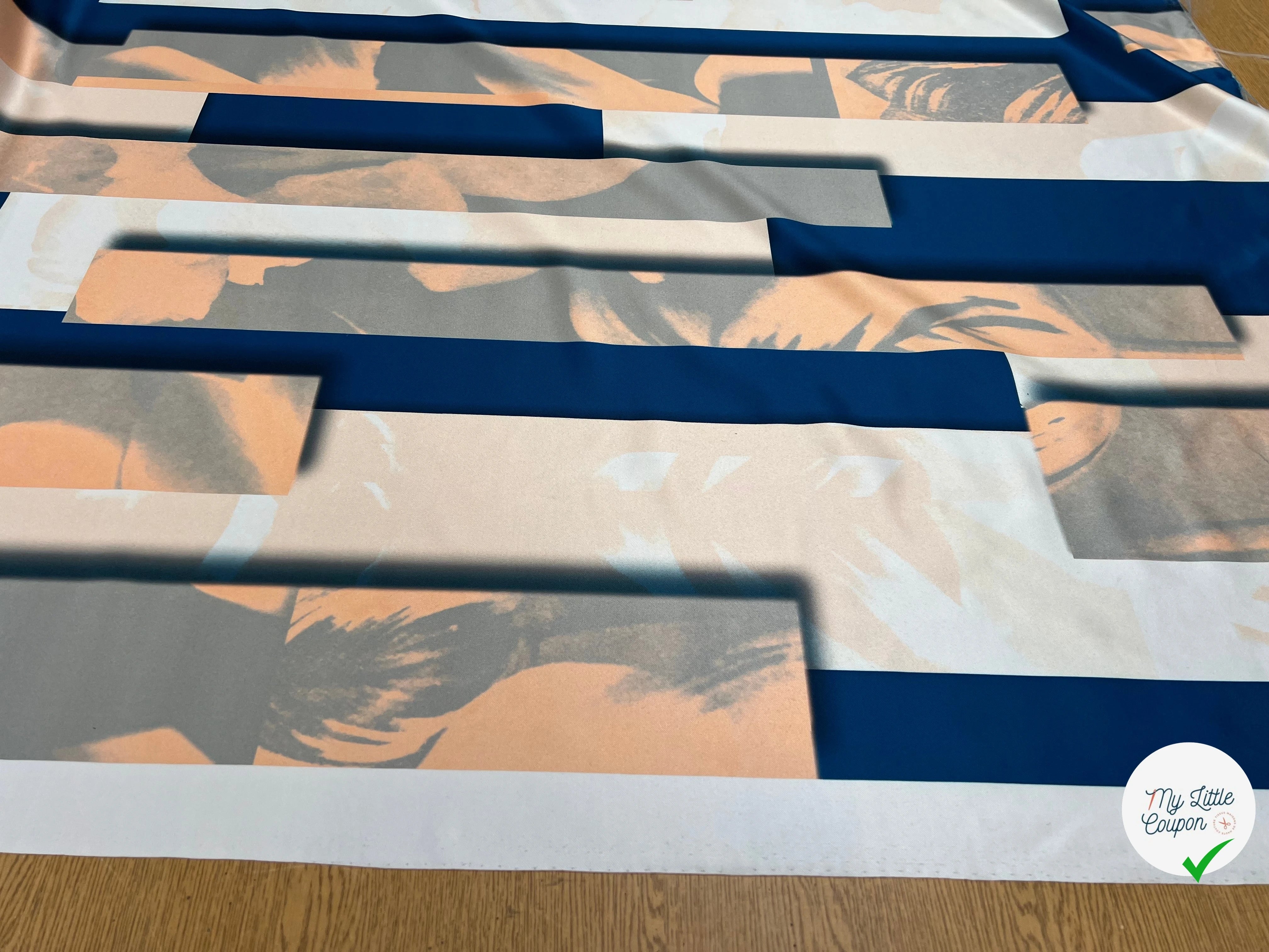 TISSU SATINÉ POLYESTER MOTIF AMBIANCE BLEU ROSE - My Little Coupon