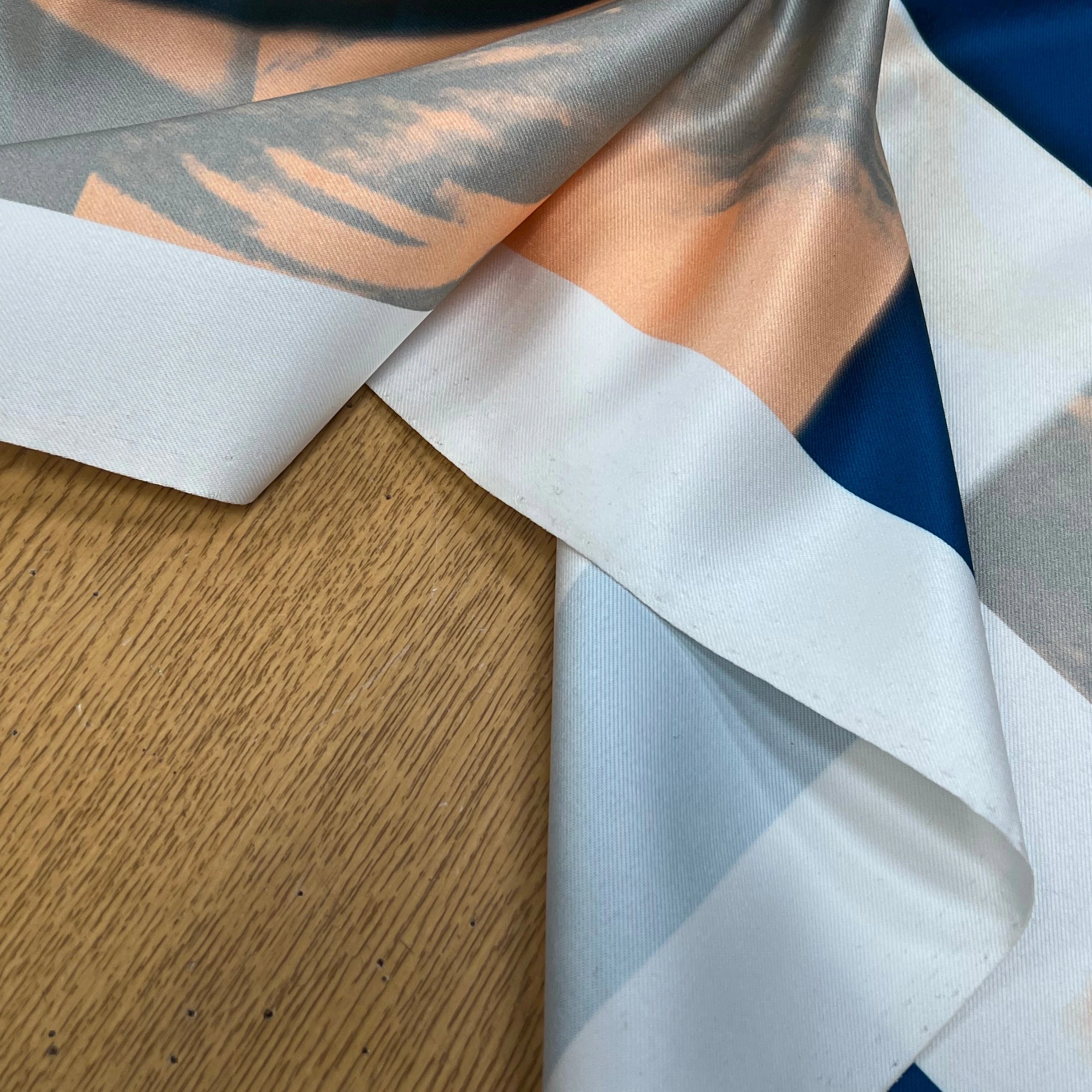 TISSU SATINÉ POLYESTER MOTIF AMBIANCE BLEU ROSE - My Little Coupon