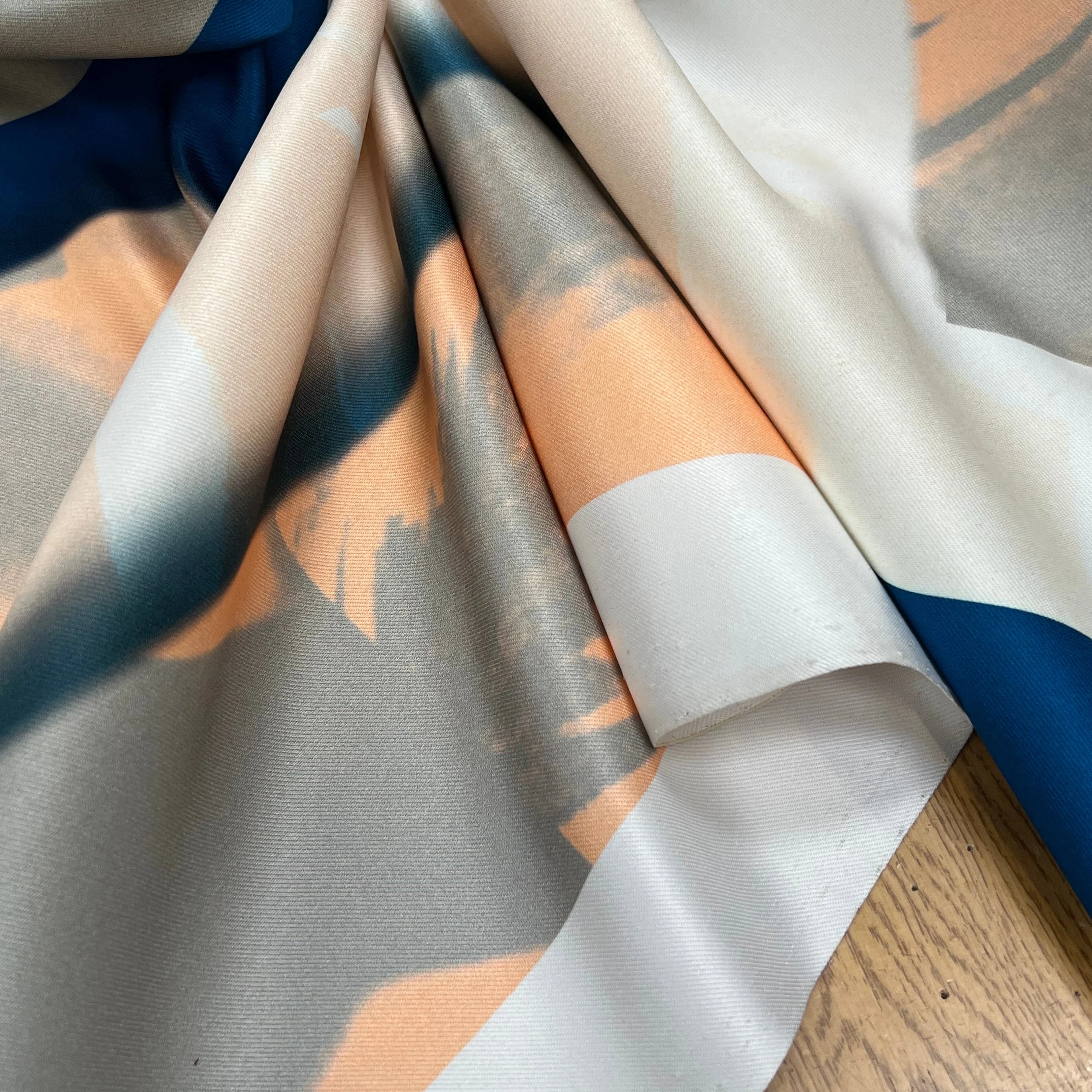 TISSU SATINÉ POLYESTER MOTIF AMBIANCE BLEU ROSE - My Little Coupon