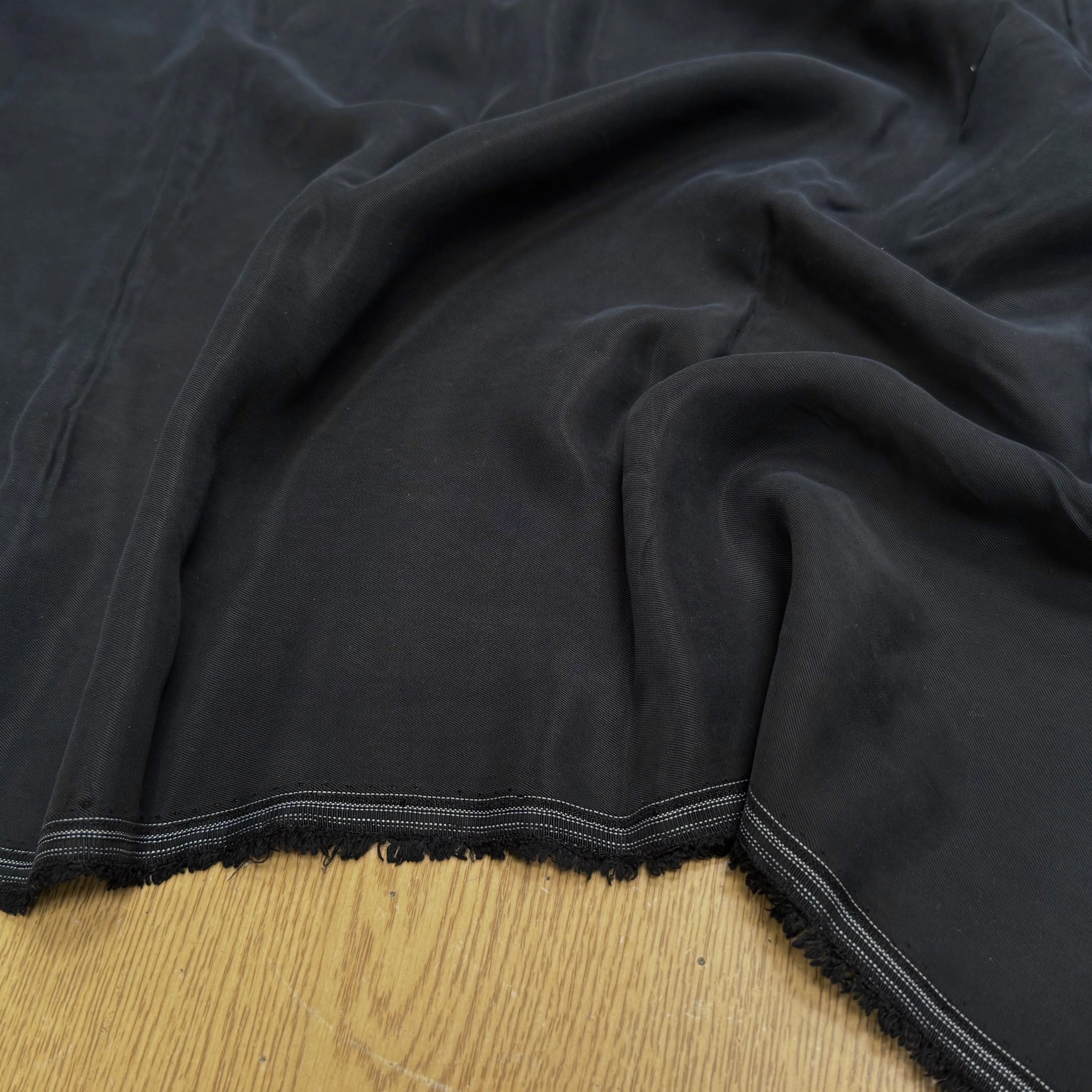 TISSU SERGÉ COTON ASPECT PEACHSKIN DOUX NOIR ANTHRACITE - My Little Coupon