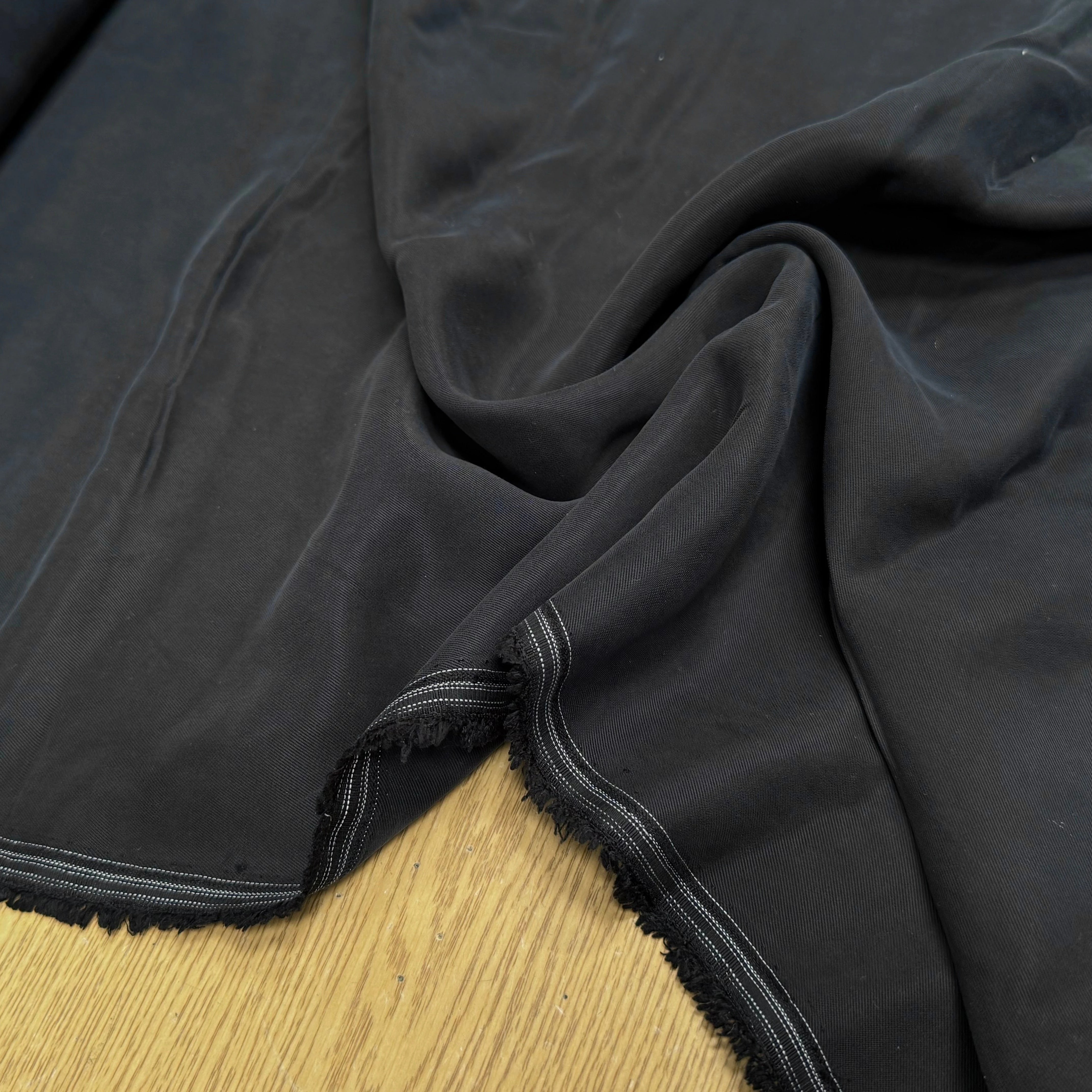 TISSU SERGÉ COTON ASPECT PEACHSKIN DOUX NOIR ANTHRACITE - My Little Coupon