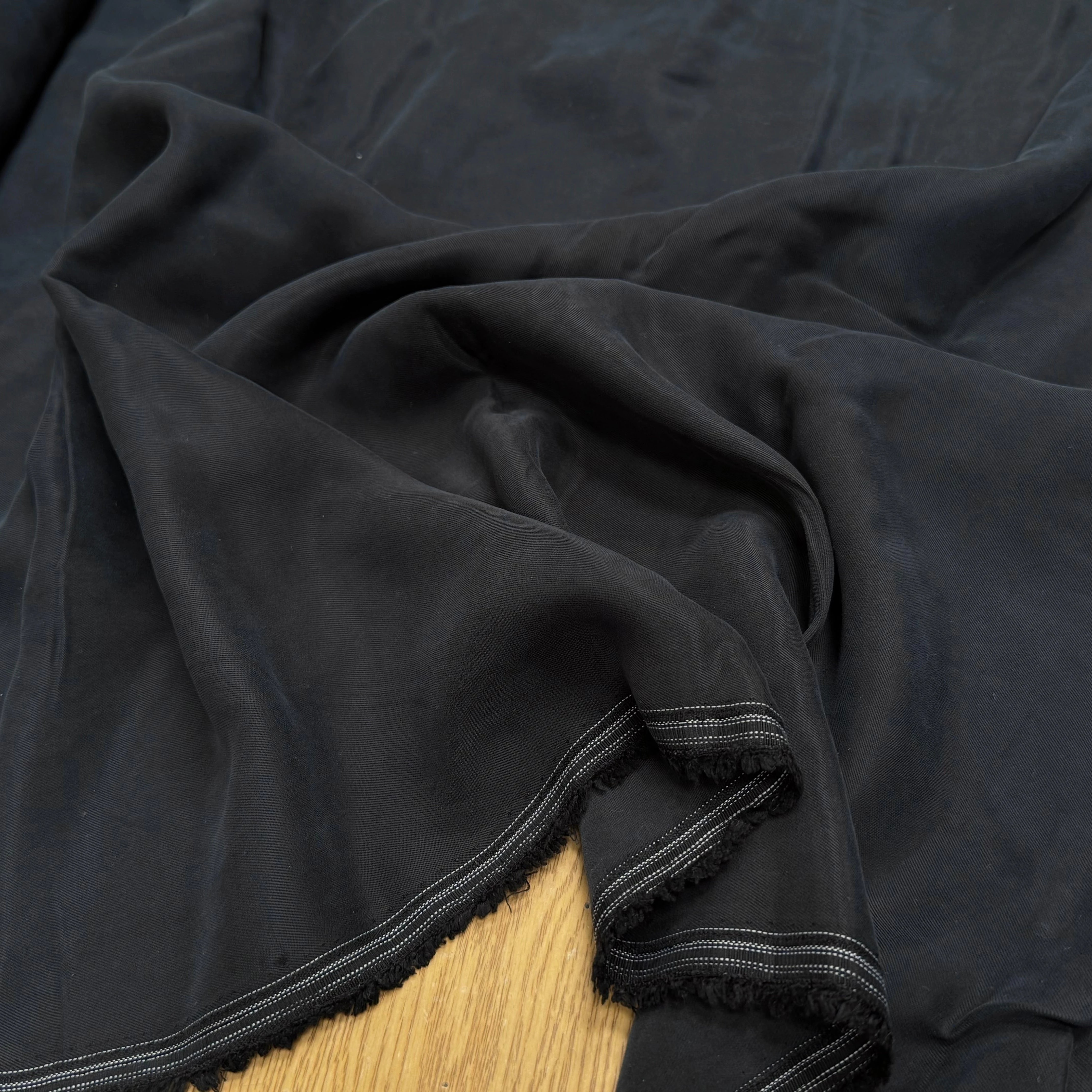 TISSU SERGÉ COTON ASPECT PEACHSKIN DOUX NOIR ANTHRACITE - My Little Coupon
