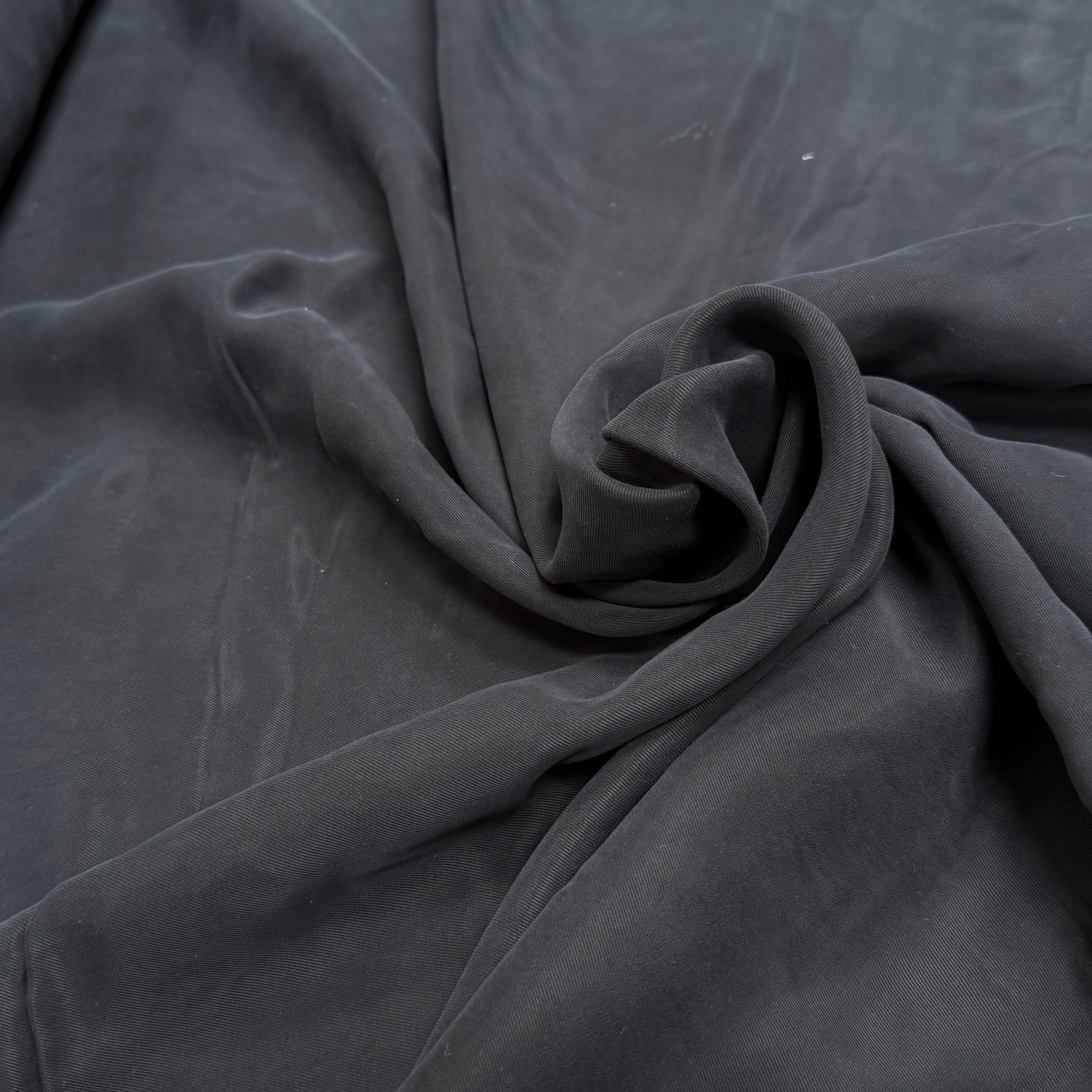 TISSU SERGÉ COTON ASPECT PEACHSKIN DOUX NOIR ANTHRACITE - My Little Coupon