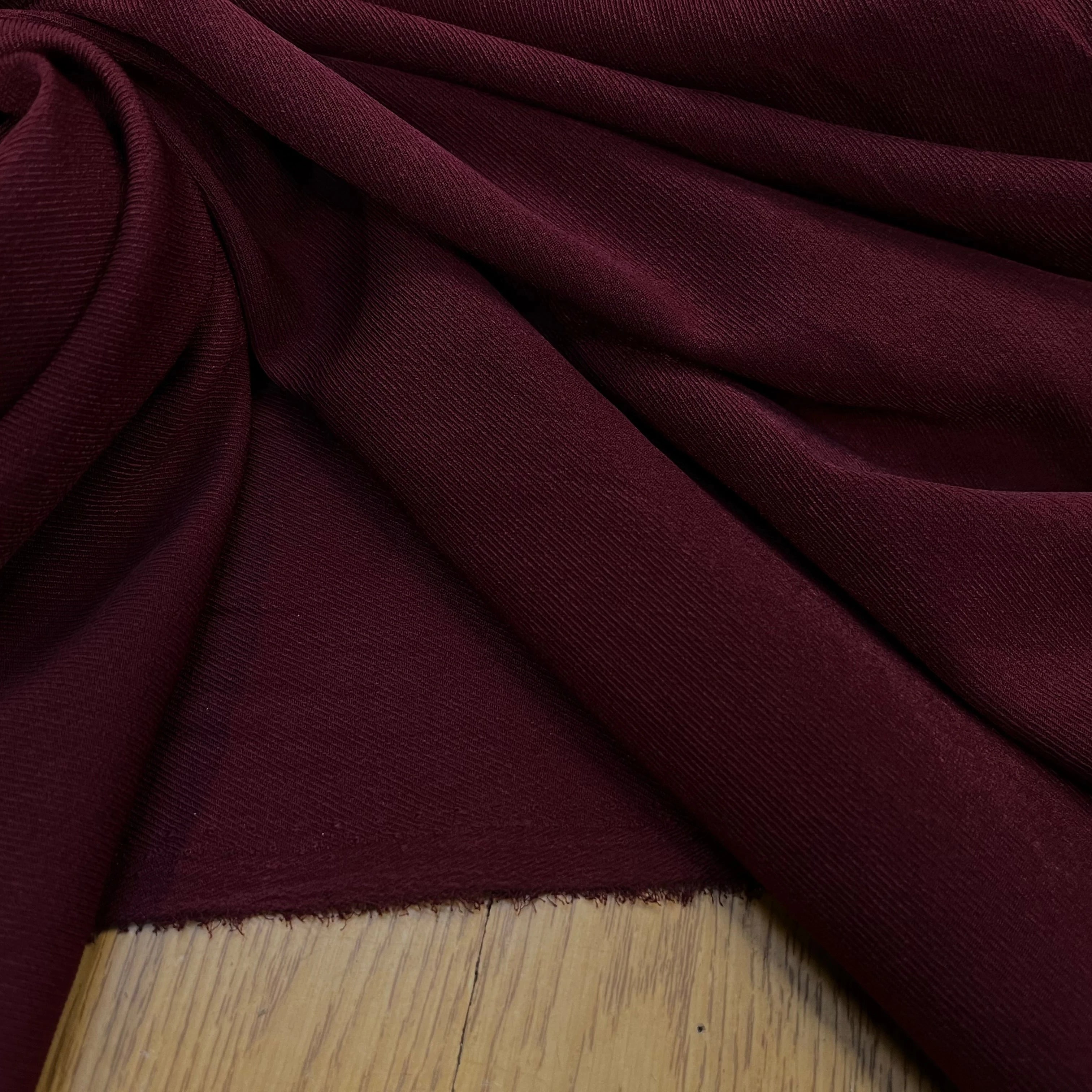 TISSU SERGÉ FLUIDE ROUGE BORDEAU - My Little Coupon