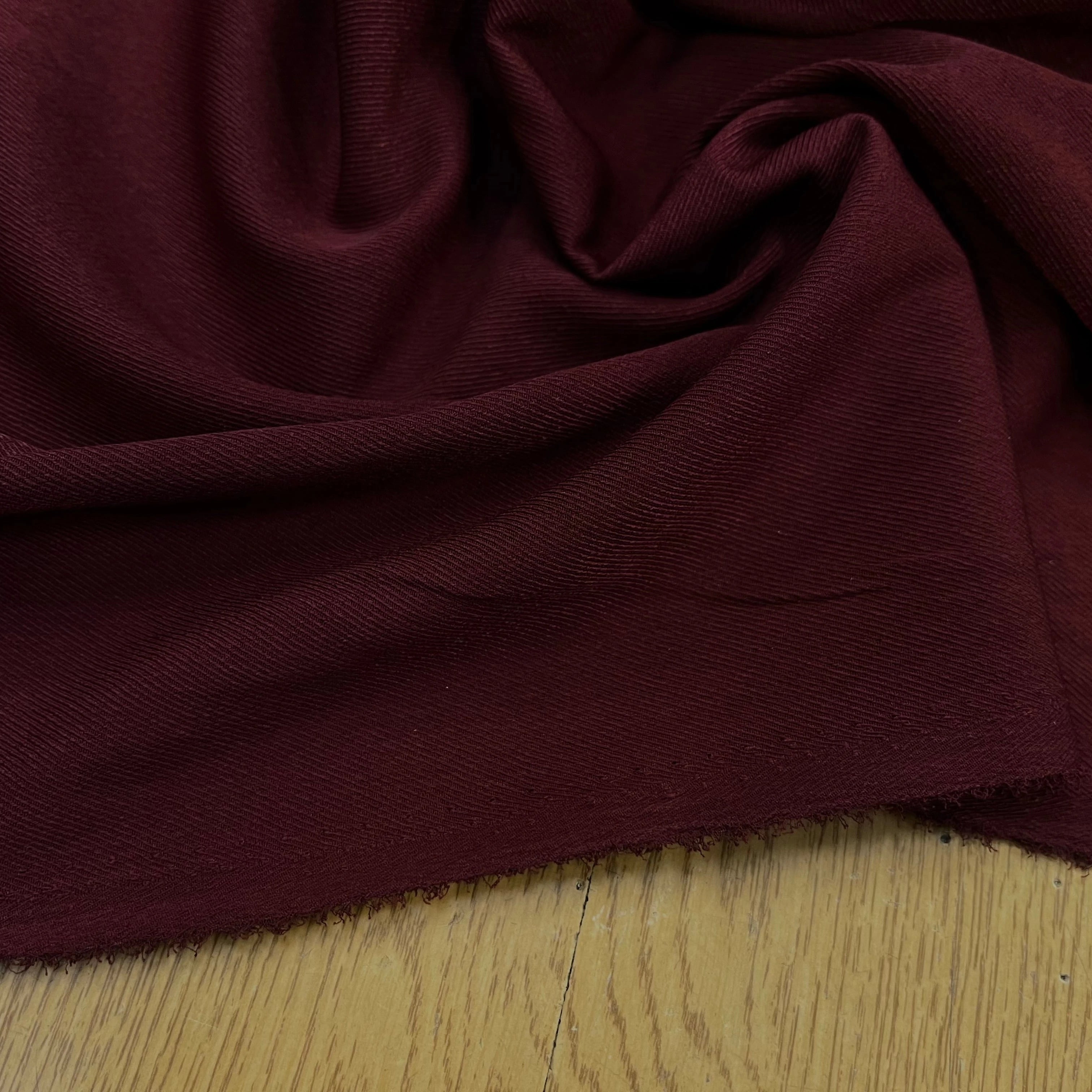 TISSU SERGÉ FLUIDE ROUGE BORDEAU - My Little Coupon