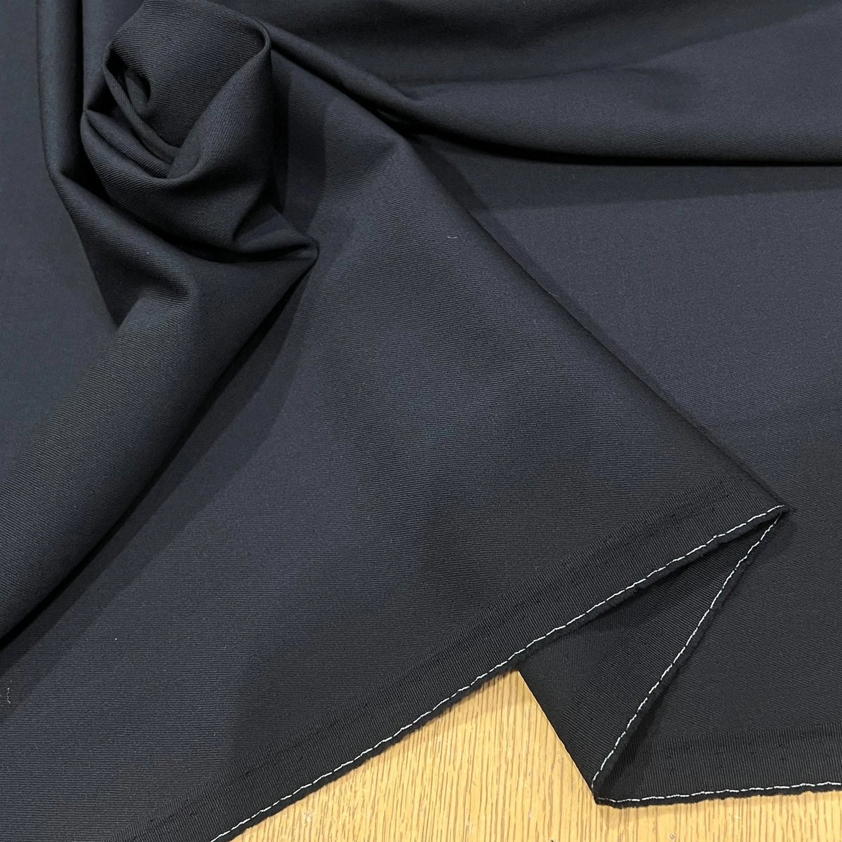 TISSU TAILLEUR SERGÉE EN PURE LAINE NOIR INTENSE - My Little Coupon