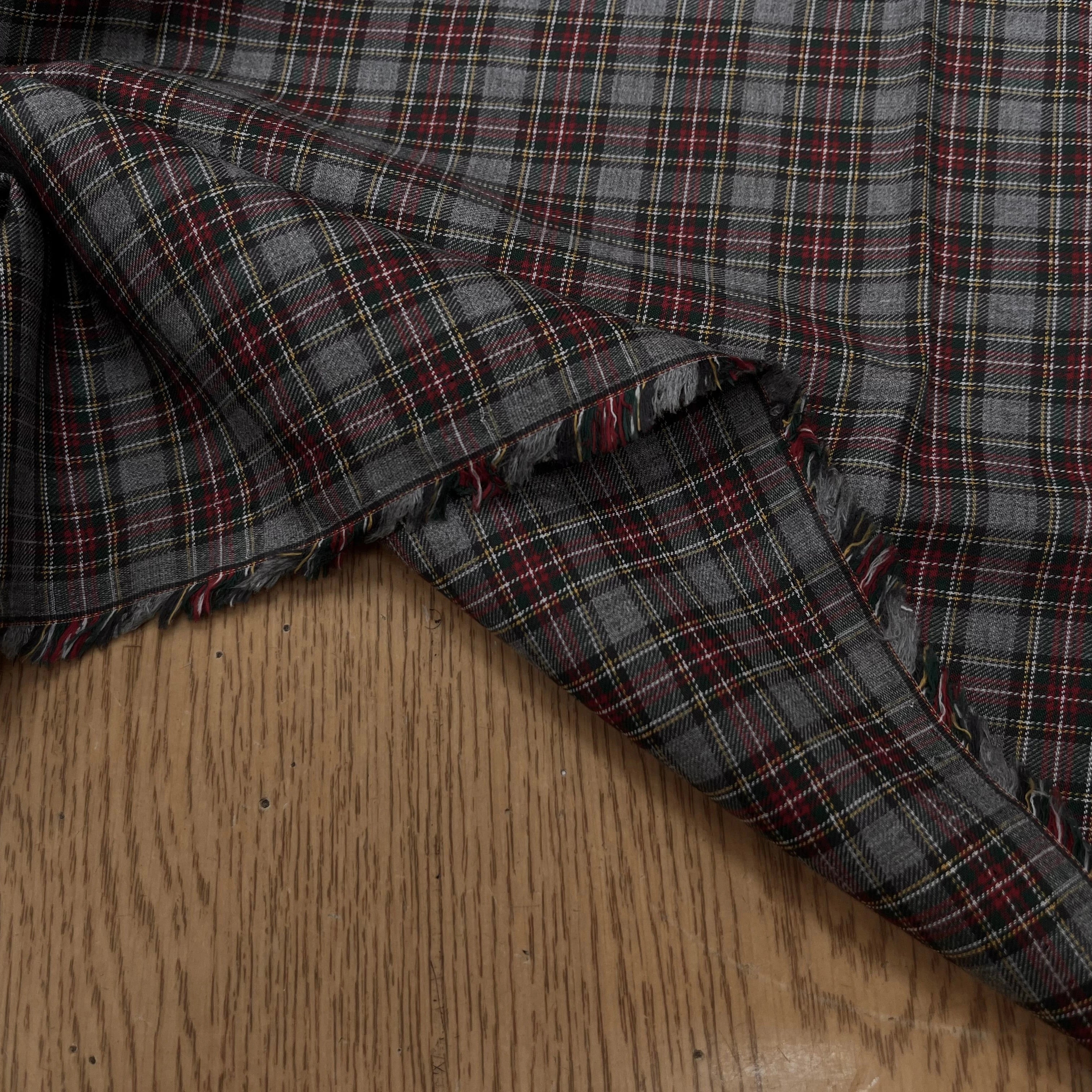 TISSU TRAPPEUR GRIS À CARREAUX VERT, JAUNE ET ROUGE 150CM - My Little Coupon