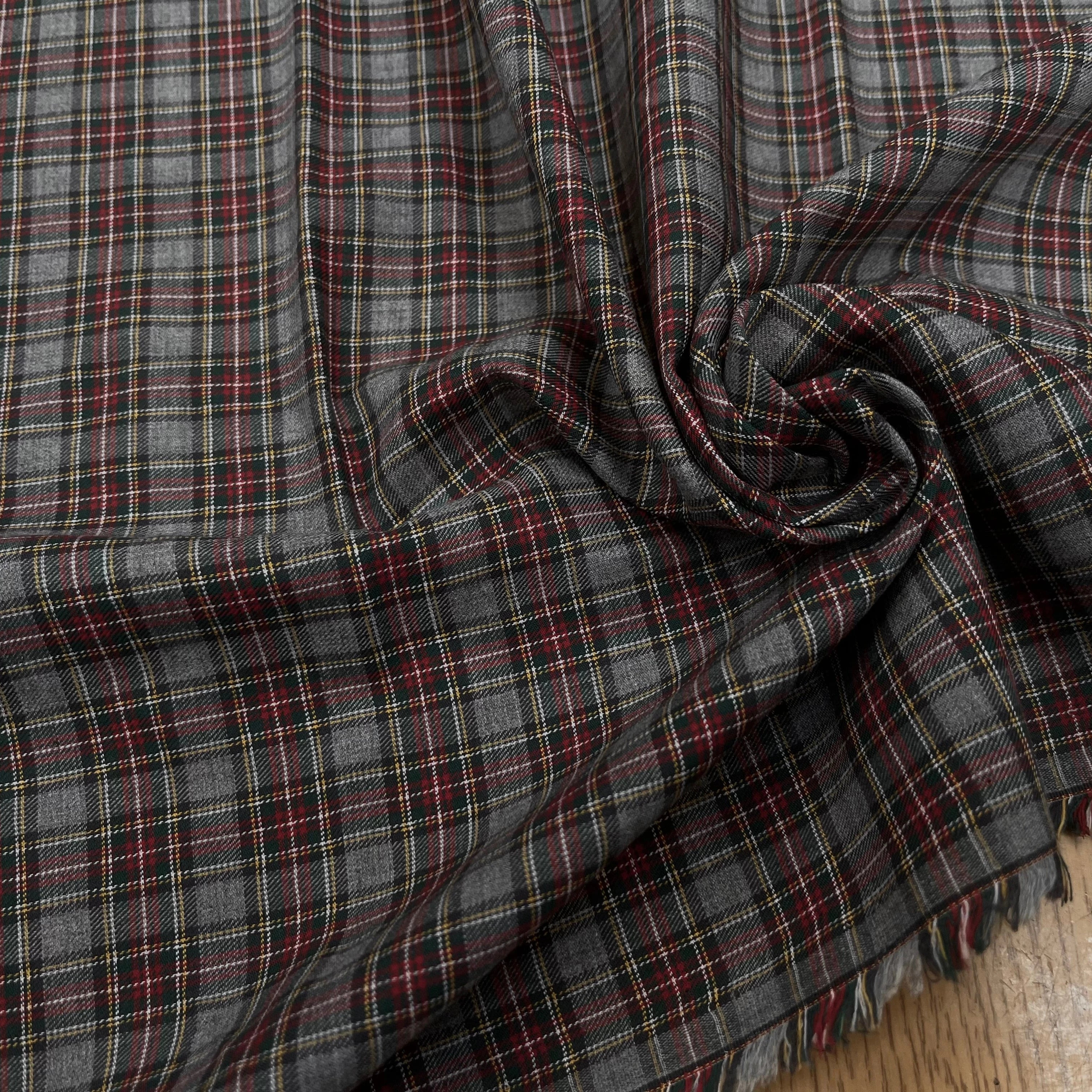 TISSU TRAPPEUR GRIS À CARREAUX VERT, JAUNE ET ROUGE 150CM - My Little Coupon