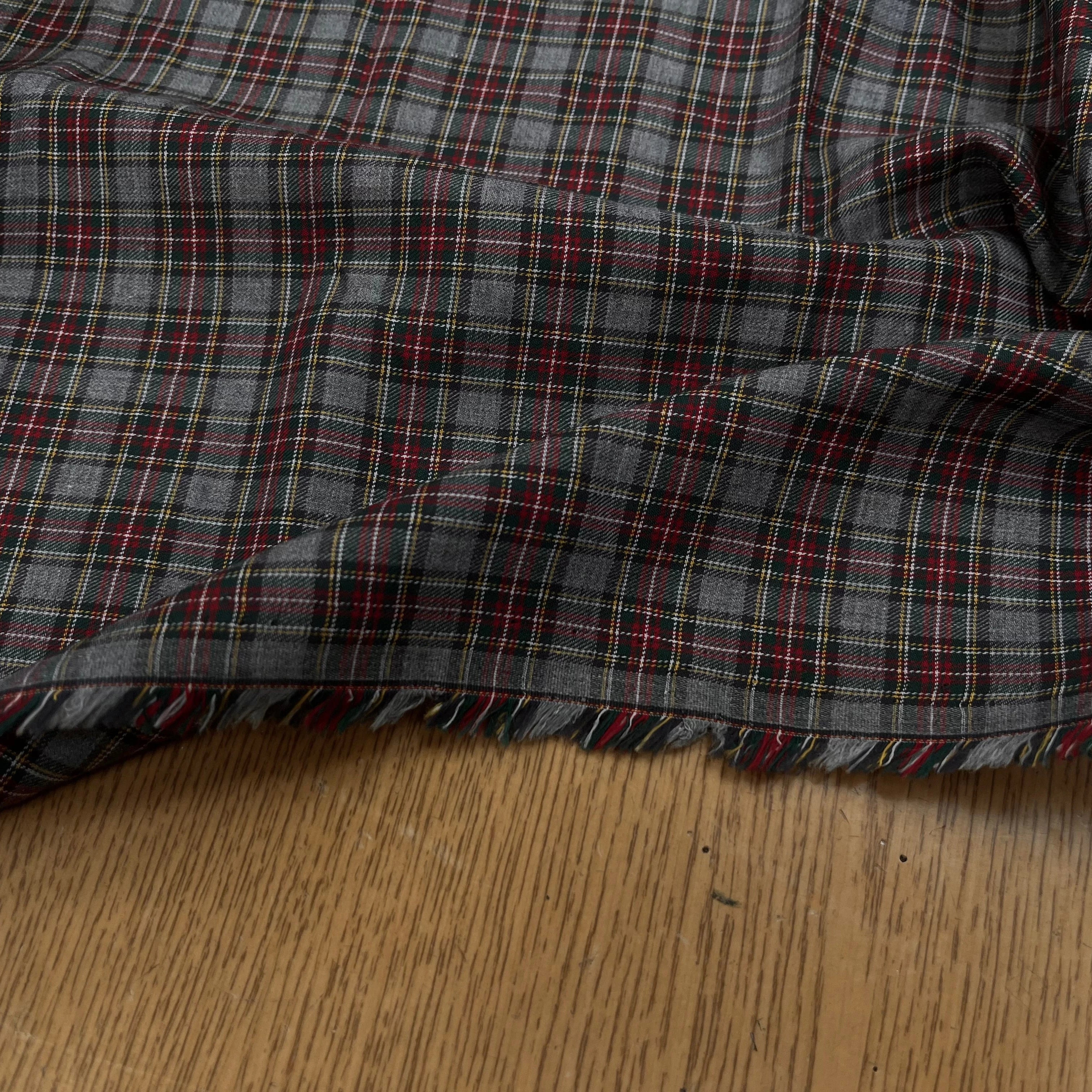 TISSU TRAPPEUR GRIS À CARREAUX VERT, JAUNE ET ROUGE 150CM - My Little Coupon